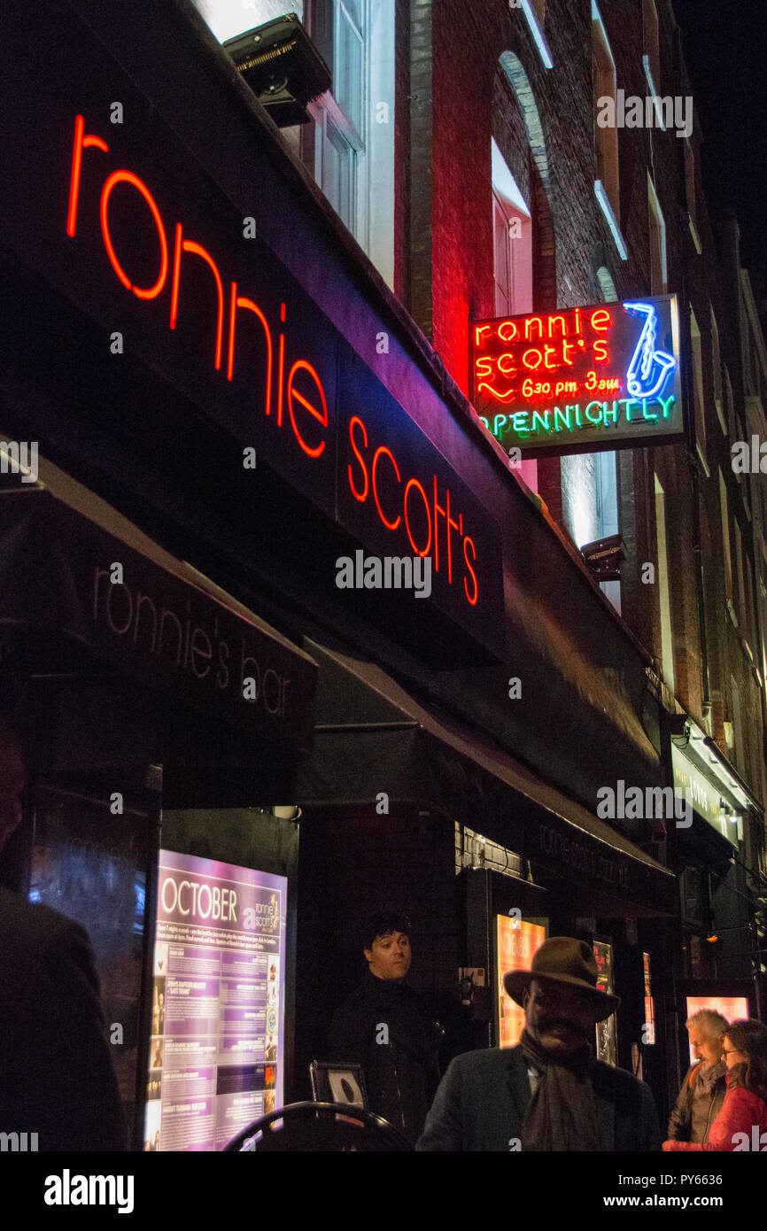 Esterno del Ronnie Scott nel night club e jazz locale su Frith Street in Soho area. Foto Stock