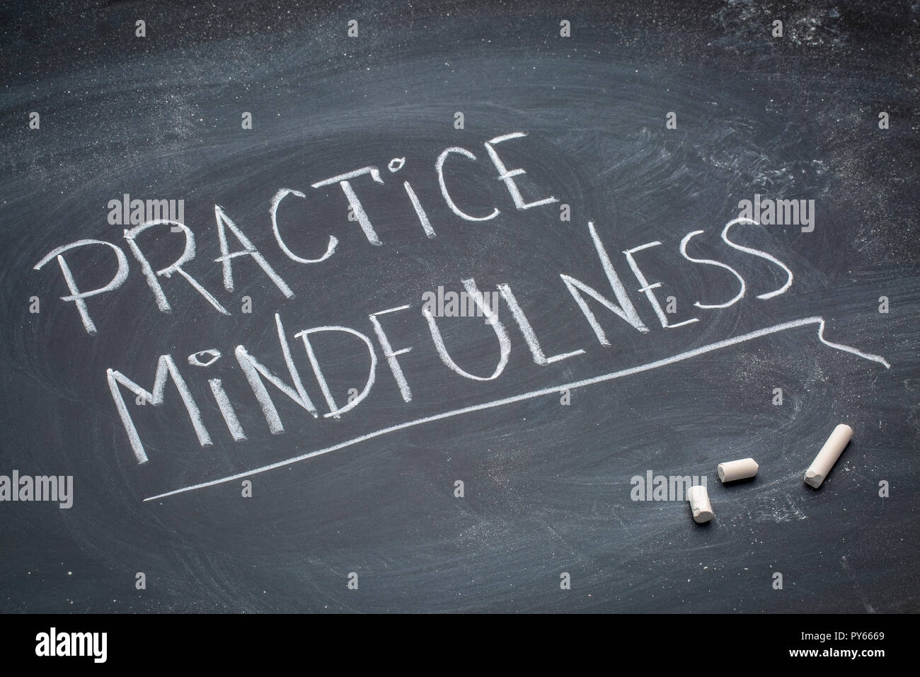 Pratica mindfulness - bianco gesso confuso la grafia su una lavagna Foto Stock
