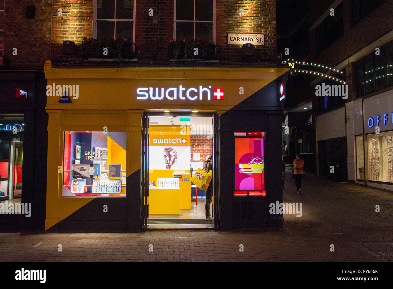 Swatch retail outlet su Carnaby Street, Soho, London, Regno Unito Foto Stock