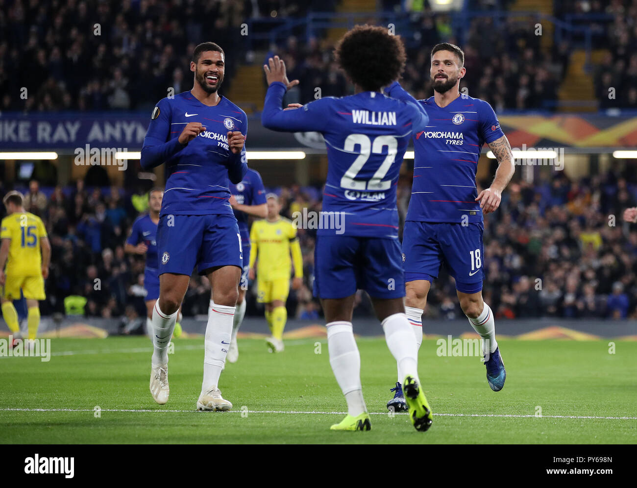 Chelsea Ruben Loftus-Cheek (sinistra) punteggio celebra il suo lato il secondo obiettivo del gioco durante la UEFA Europa League, gruppo L corrispondono a Stamford Bridge, Londra. Foto Stock