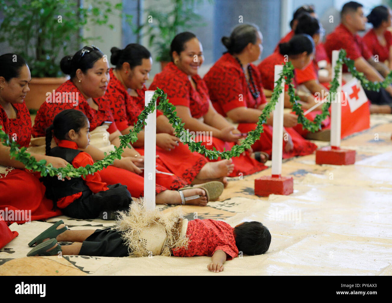 Un bambino giace sul pavimento come la gente in attesa per l arrivo di il Duca e la Duchessa di Sussex, davanti a una riunione con Tongan primo ministro Akilisi Pohiva e il suo gabinetto nella seconda giornata della coppia reale della visita in Tonga. Foto Stock Un bambino giace sul pavimento come la gente in attesa per l arrivo di il Duca e la Duchessa di Sussex, davanti a una riunione con Tongan primo ministro Akilisi Pohiva e il suo gabinetto nella seconda giornata della coppia reale della visita in Tonga. Foto Stock