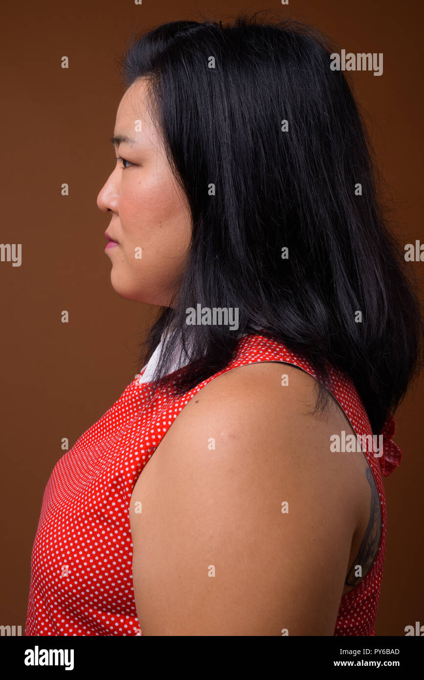 Vista di profilo di bella sovrappeso donna asiatica faccia Foto Stock