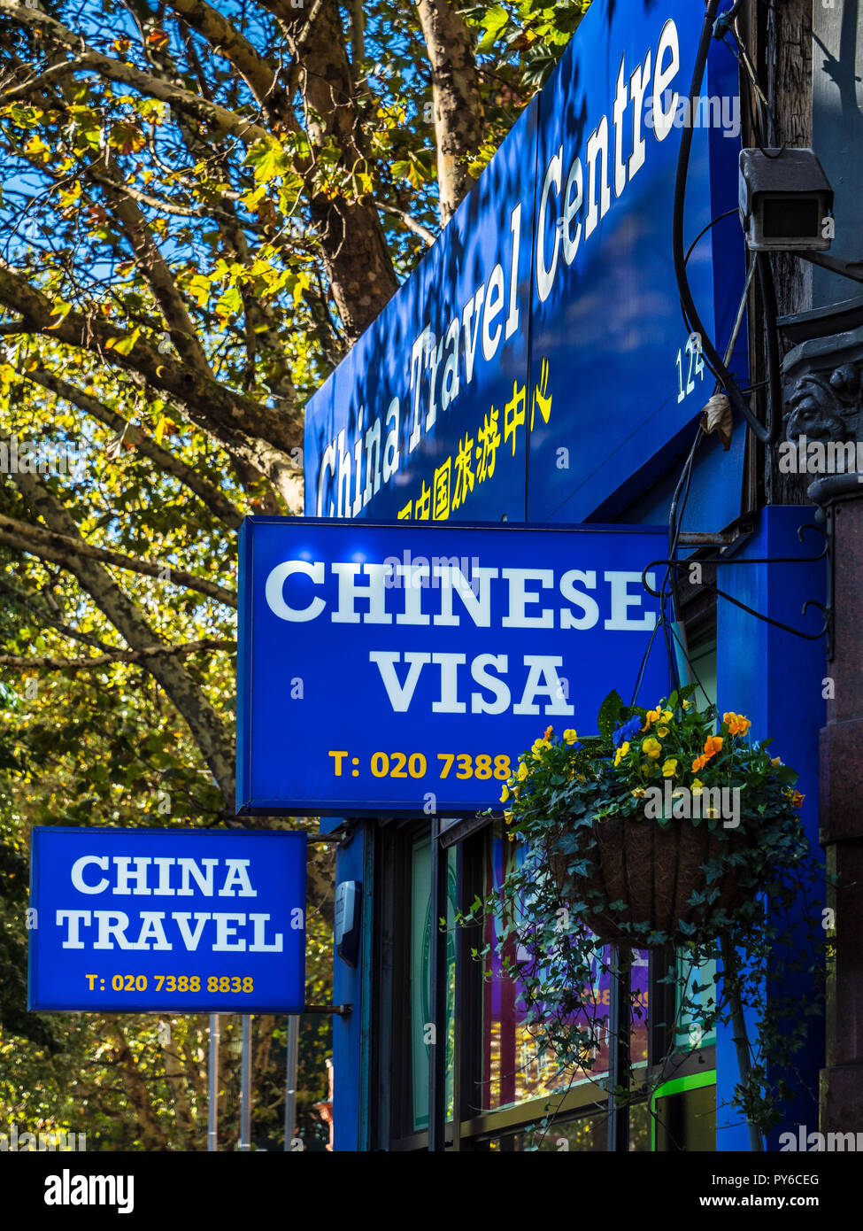 Visto cinese Cina Travel - segni al di fuori di un'agenzia di viaggi specializzata in viaggi in Cina in Euston Road central London REGNO UNITO Foto Stock