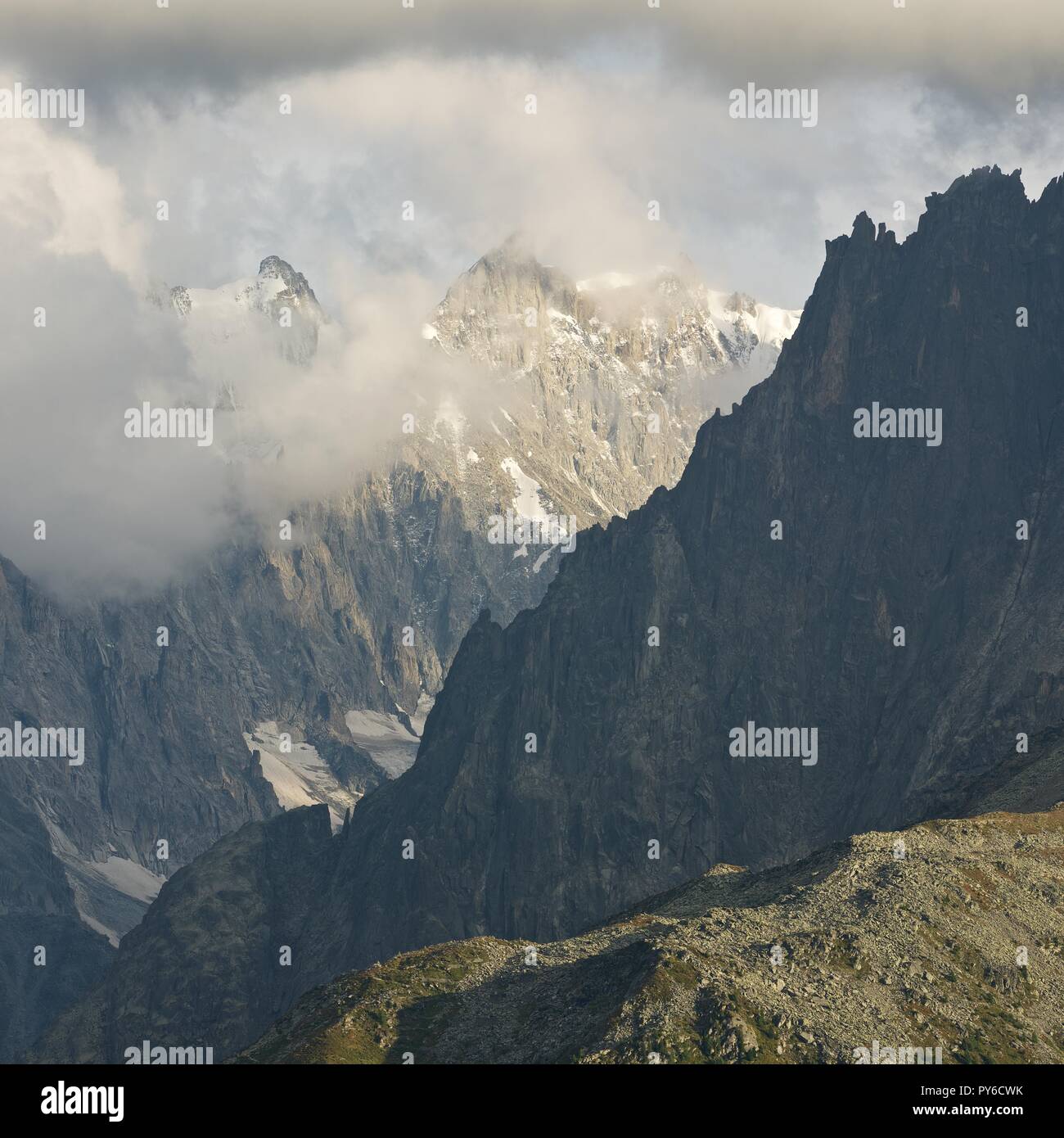 Nuvole drammatico in picchiata su Grandes Jorassess e Mer de Glace al tramonto. Foto Stock