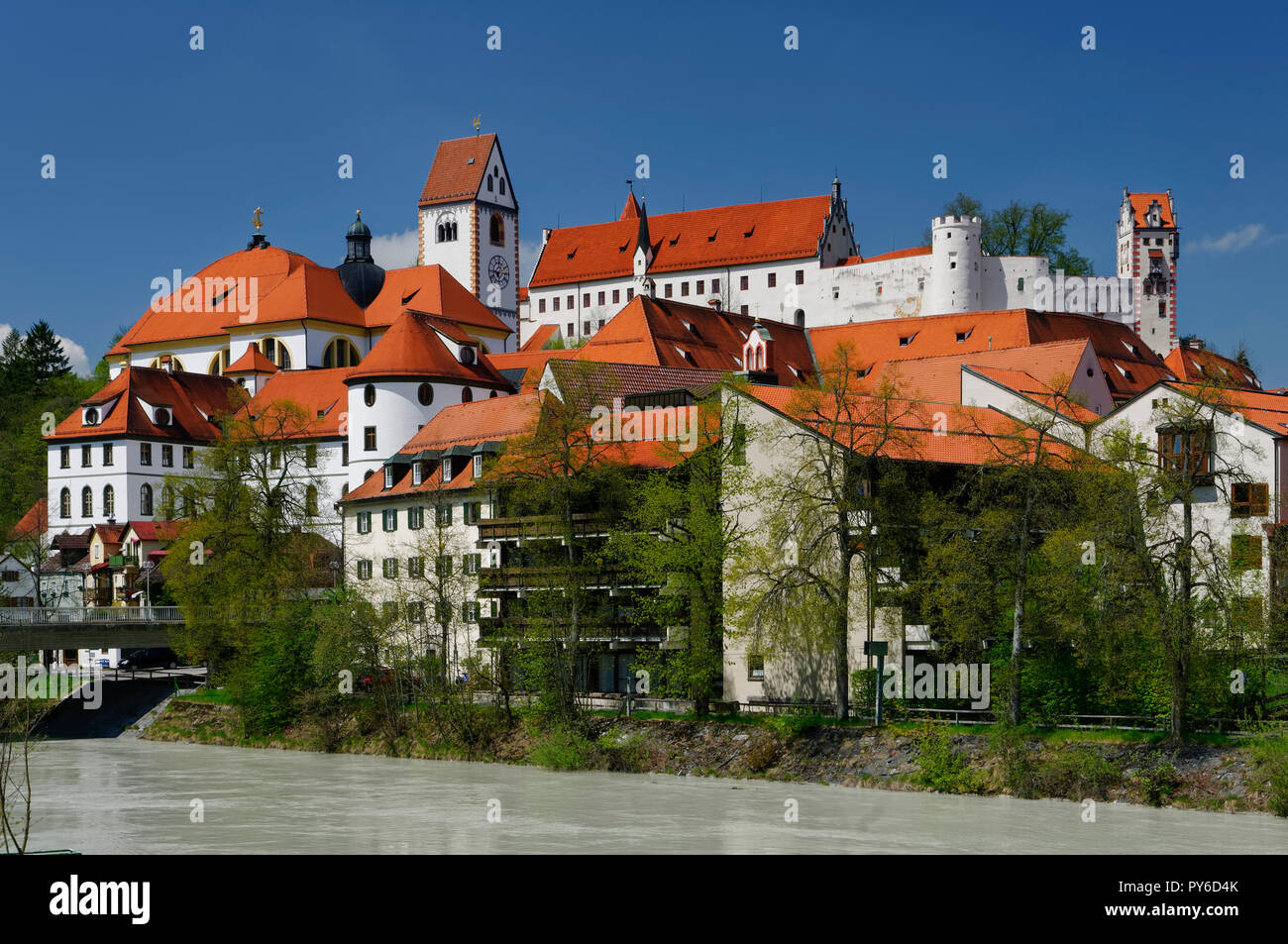 Füssen: Hohes Schloss (castello alto) e Monastero di San Mang (a sinistra) sopra il fiume Lech, quartiere Ostallgäu, Allgäu, Baviera, Germania Foto Stock