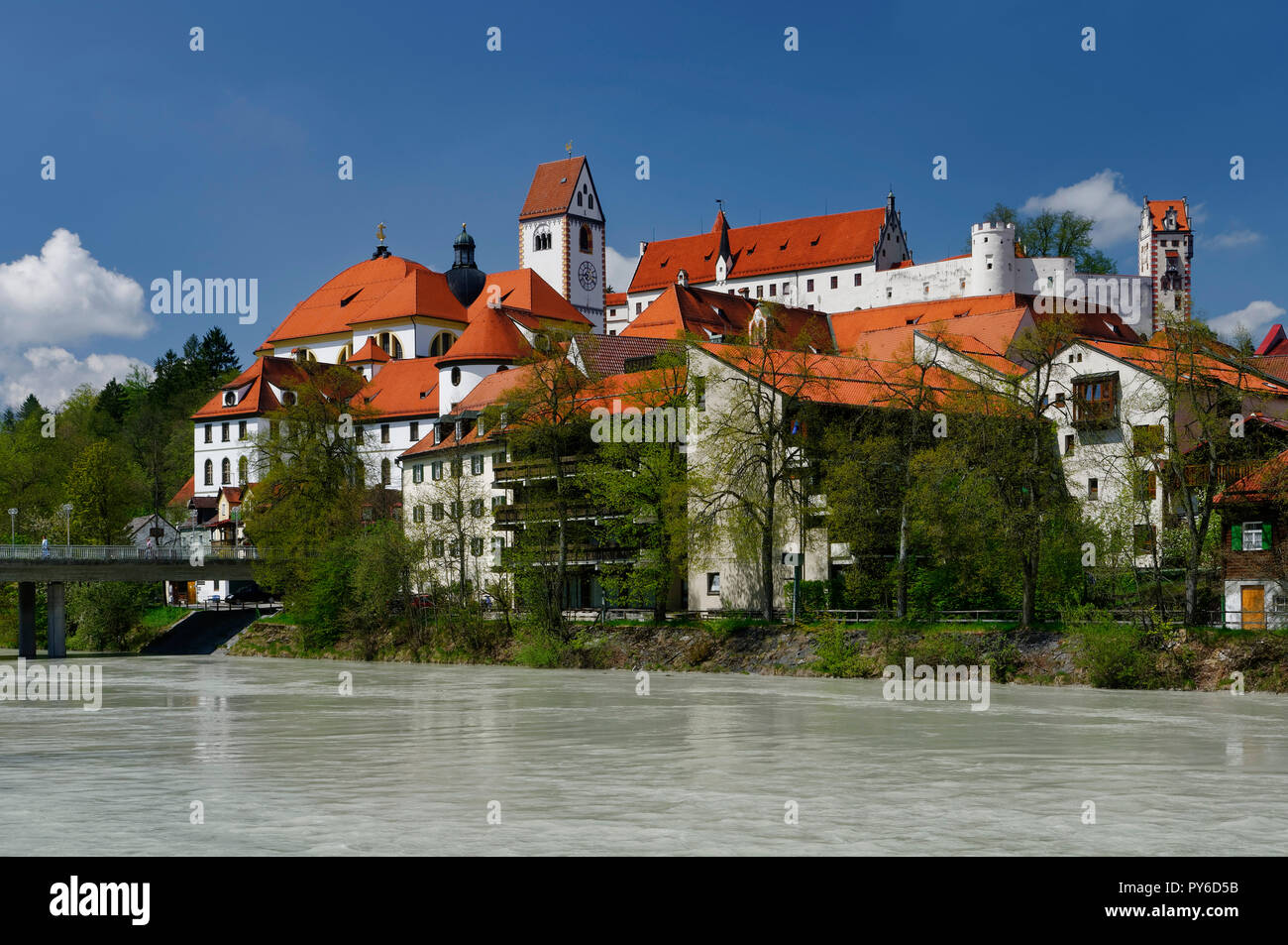 Füssen: Hohes Schloss (castello alto) e Monastero di San Mang (a sinistra) sopra il fiume Lech, quartiere Ostallgäu, Allgäu, Baviera, Germania Foto Stock