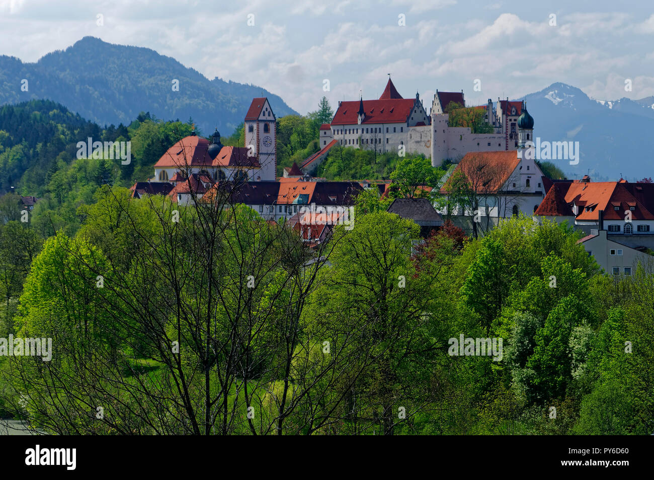 Füssen: Hohes Schloss (Castello alto) e Monastero di San Mang (a sinistra), Alpi sullo sfondo, quartiere Ostallgäu, Allgäu, Baviera, Germania Foto Stock