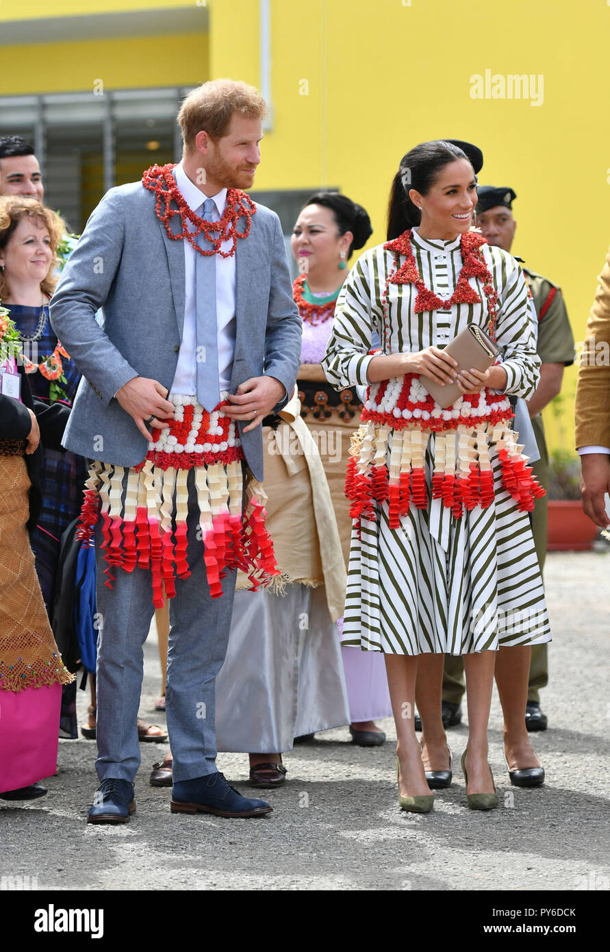 Il Duca e la Duchessa di Sussex visitare una mostra di artigianato di Tongan, tappetini e panni tapa su Fa' onelua Convention Center il secondo giorno della coppia reale della visita in Tonga. Foto Stock