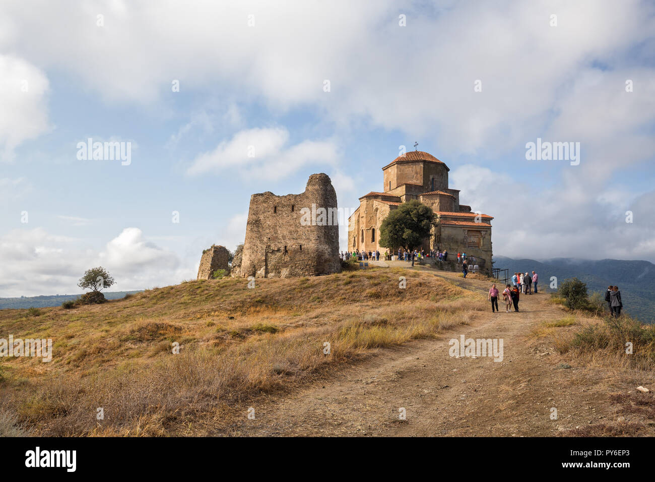 MTSKHETA, Georgia - 23 settembre 2018: molte persone la visita di un antico monastero di Jvari sulla montagna vicino a Mtskheta Foto Stock