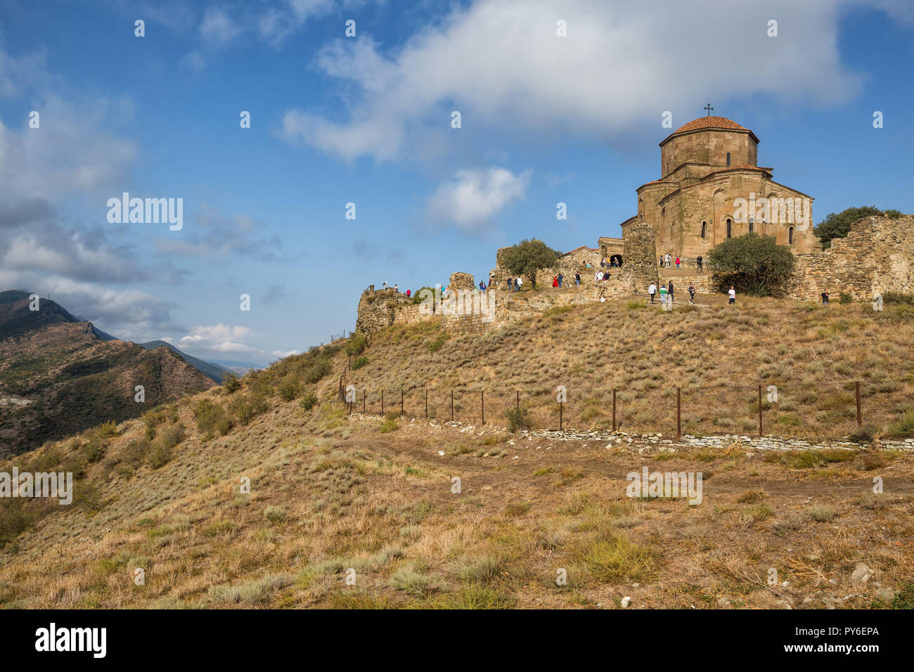 MTSKHETA, Georgia - 23 settembre 2018: molte persone la visita di un antico monastero di Jvari, VI secolo, sulla montagna vicino a Mtskheta Foto Stock