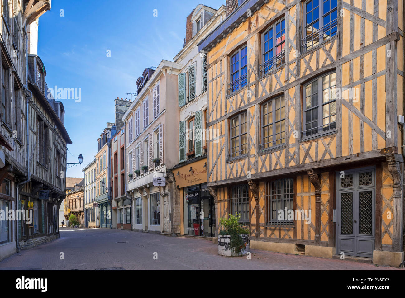 Tradizionale del XVI secolo fronti di tipiche case a graticcio nella città vecchia / città di Troyes, Aube, Grand Est, Francia Foto Stock