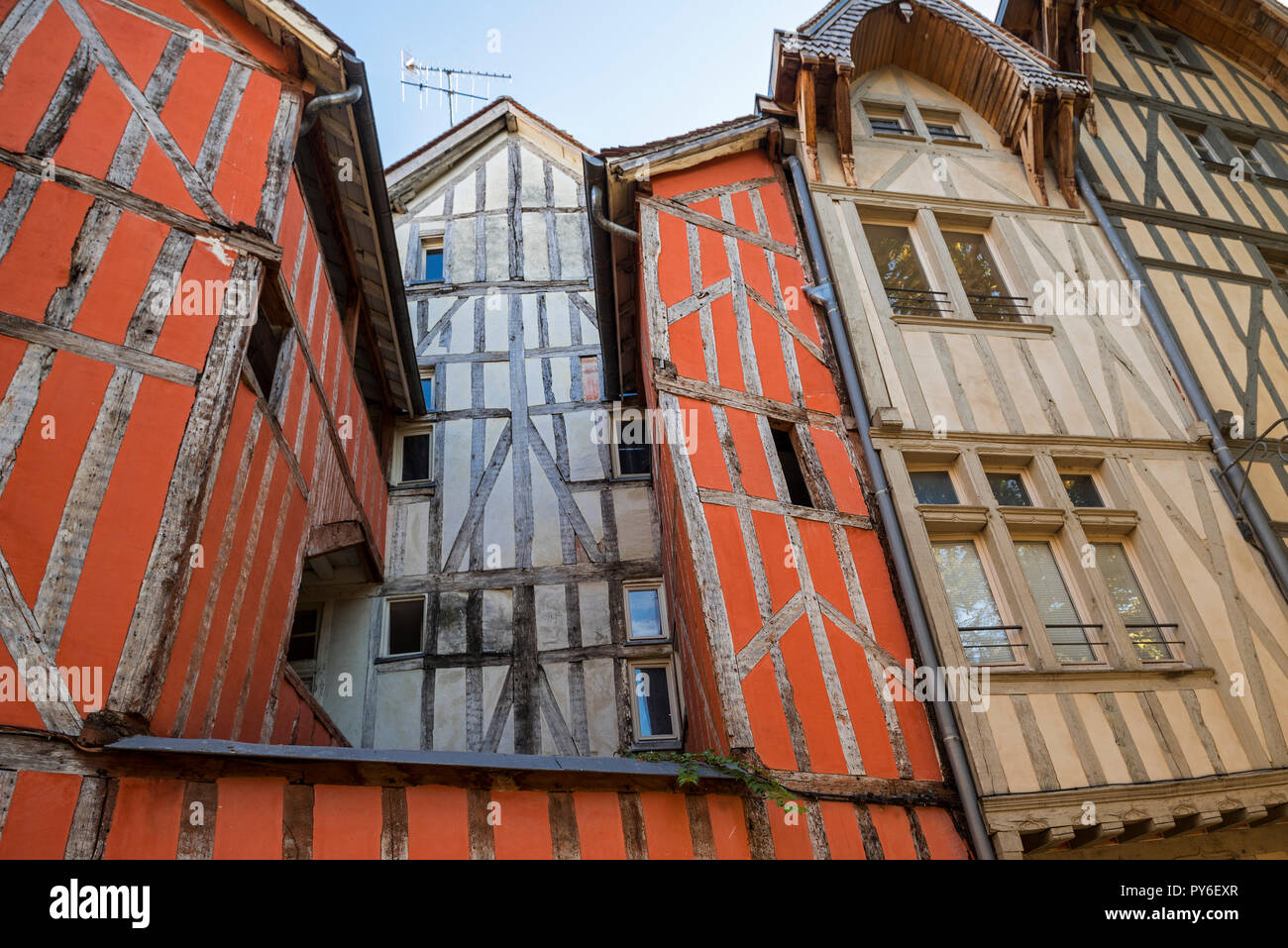 Tradizionale del XVI secolo fronti di tipiche case a graticcio nella città vecchia / città di Troyes, Aube, Grand Est, Francia Foto Stock