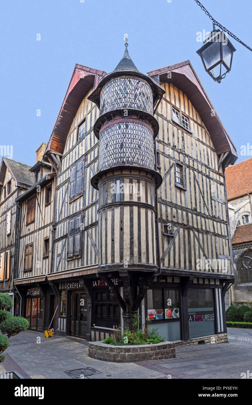 La Maison de l'Orfèvre, tradizionale del XVI secolo anteriore del mezzo in legno shop nella città vecchia / città di Troyes, Aube, Grand Est, Francia Foto Stock