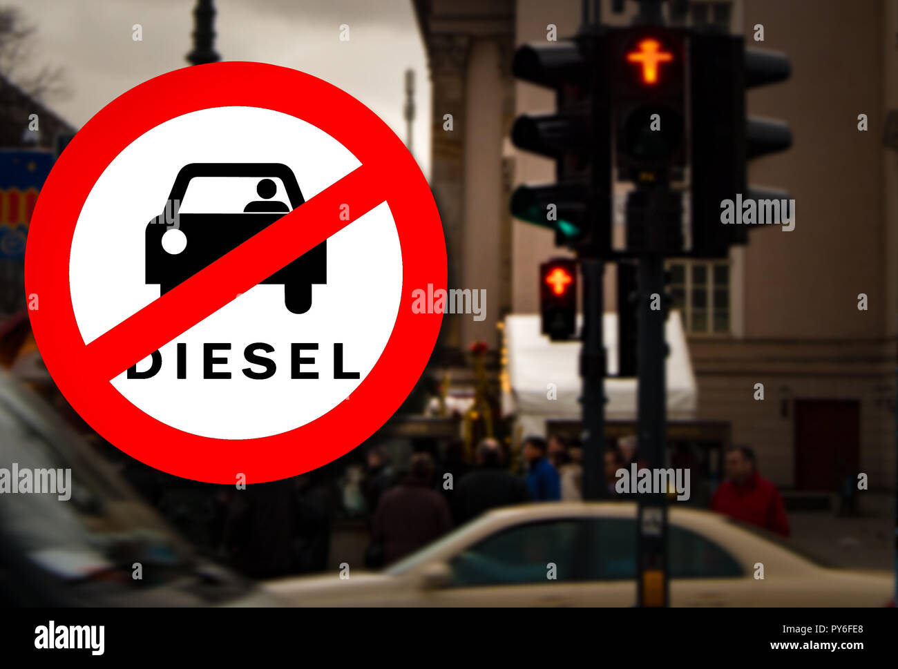 Auto Diesel segno di divieto e Berlin street e semaforo sfocati sullo sfondo. Simbolizzazione che il giudice tedesco ha vietato i vecchi veicoli diesel in p Foto Stock