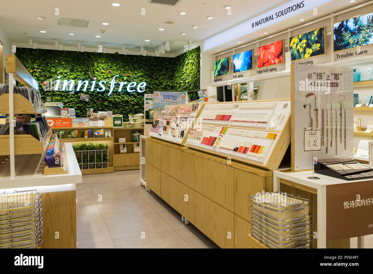 Innisfree, pelle e prodotti cosmetici, sul display in uno dei loro negozi a Shanghai in Cina, Asia Foto Stock Innisfree, pelle e prodotti cosmetici, sul display in uno dei loro negozi a Shanghai in Cina, Asia Foto Stock