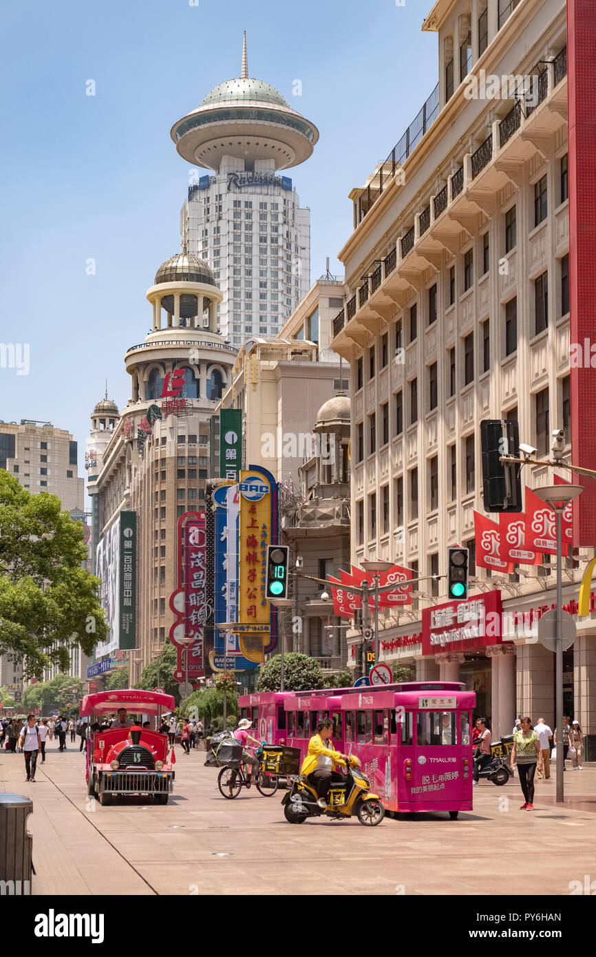 Scena di strada di Shanghai, Cina - gente sulla trafficata East Nanjing Road in estate Foto Stock