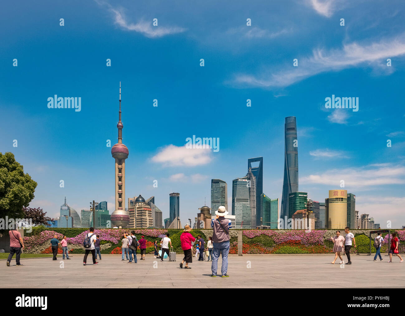 Skyline di Shanghai, Cina, il Bund nel quartiere di Pudong Foto Stock