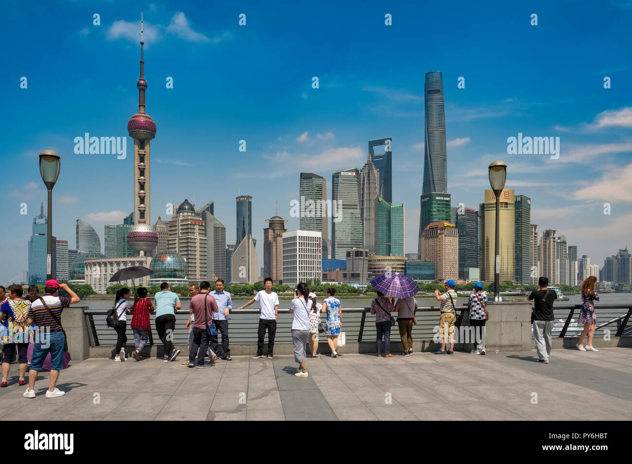 Shanghai, Cina - persone e turisti sul Bund con lo skyline di Pudong sullo sfondo Foto Stock