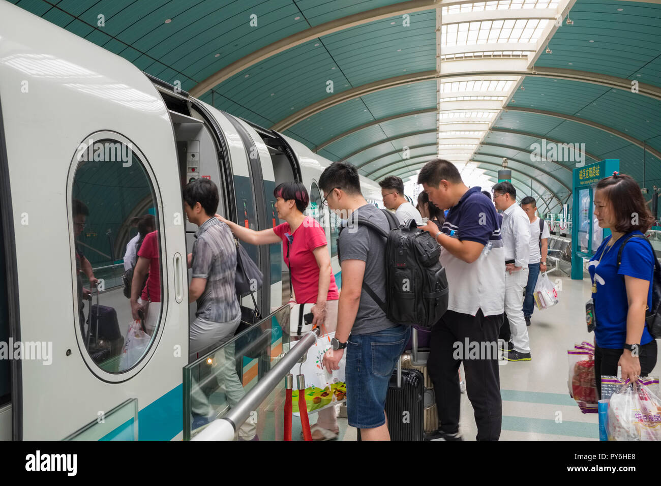 I passeggeri di salire a bordo di un treno Maglev a Shanghai in Cina, Asia Foto Stock