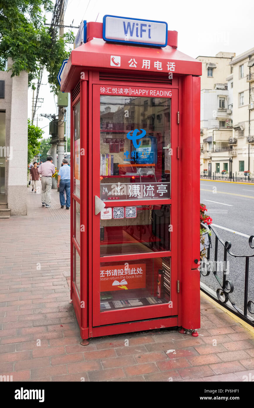 Una delle cabine telefoniche a Shanghai in Cina, Asia ora utilizzato sia come un libro-stazione di prestito e un hotspot wifi Foto Stock