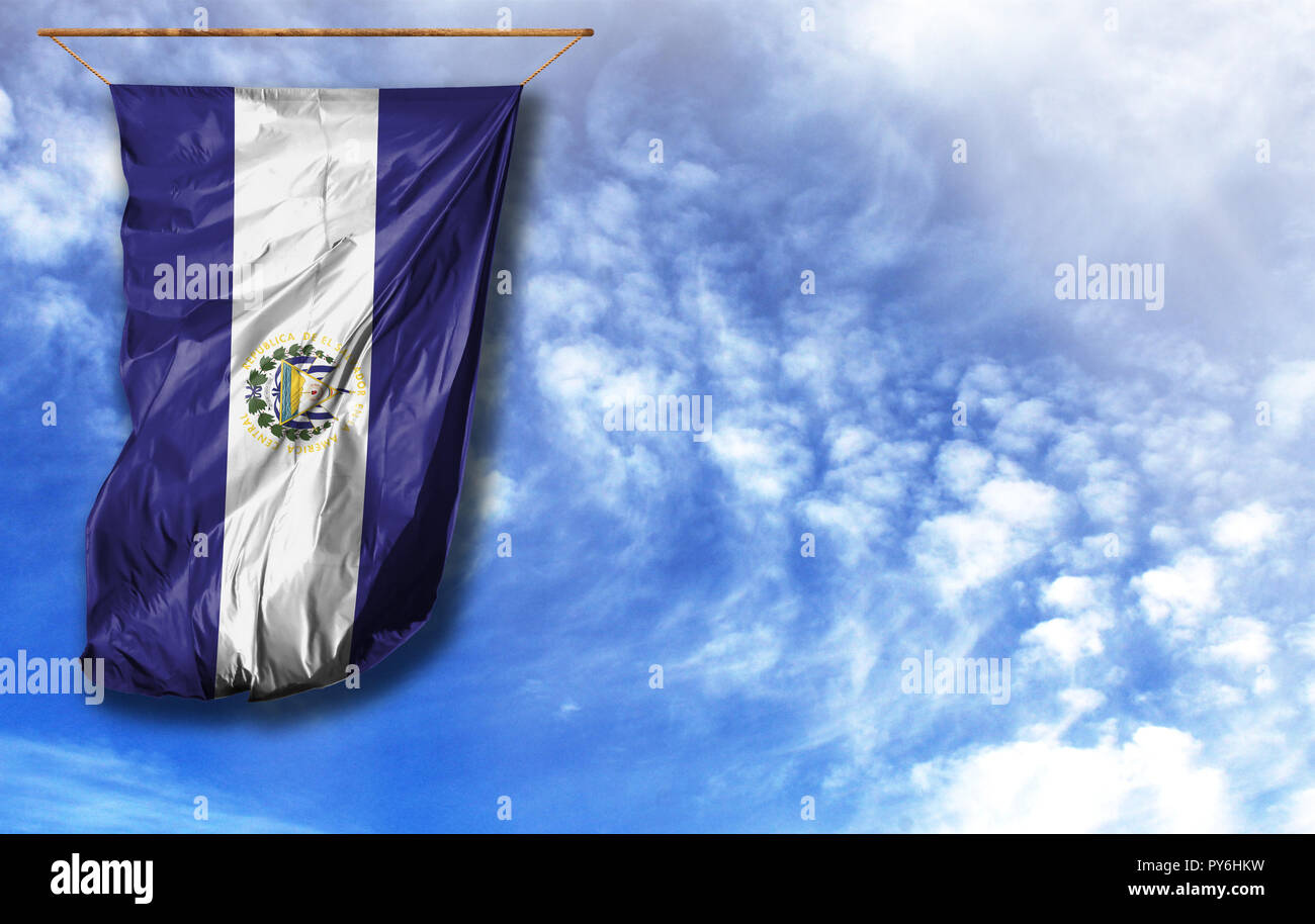 Bandiera di El Salvador. Bandiera verticale, contro il cielo blu con posto per il testo Foto Stock