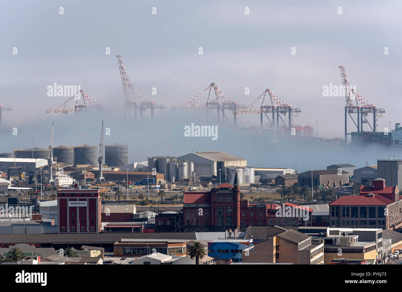 Cape Town, Sud Africa. Una panoramica del porto di Città del Capo coperto in un mare di nebbia Foto Stock