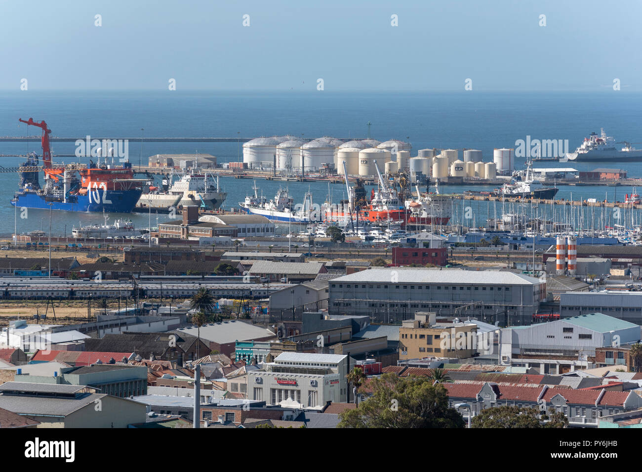 Cape Town, Sud Africa. Spese di spedizione e serbatoi dell'olio nel porto di Città del Capo Foto Stock