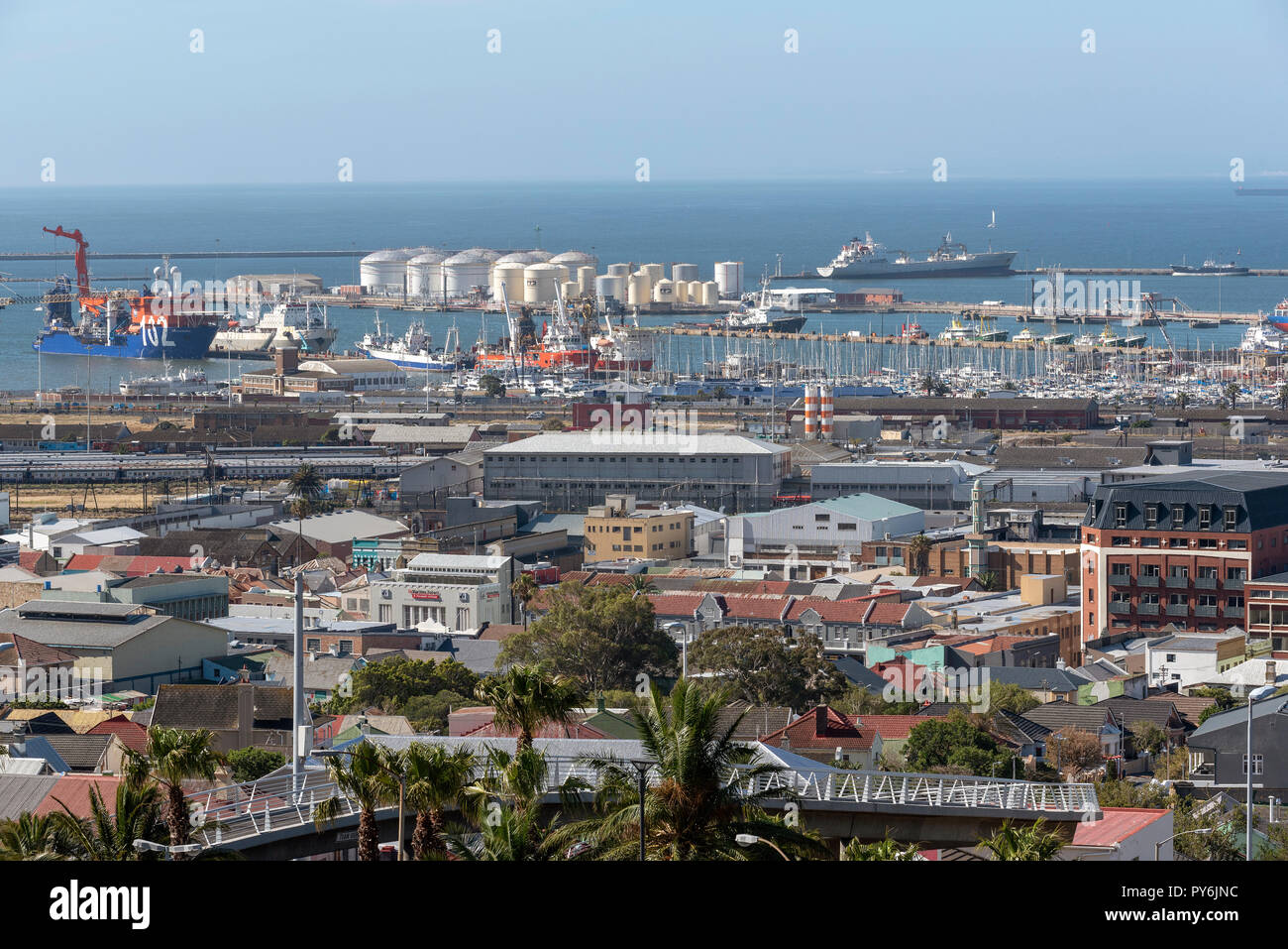 Cape Town, Sud Africa. Spese di spedizione e serbatoi dell'olio nel porto di Città del Capo Foto Stock