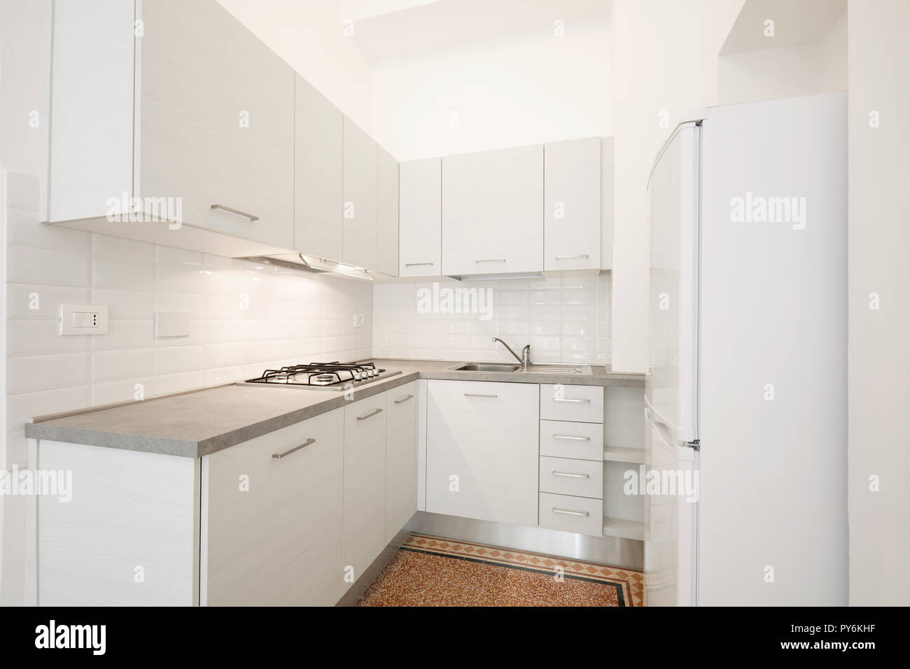 Nuovo, bianco cucina in legno con la pietra grigia top in antico rinnovato interno dell appartamento Foto Stock