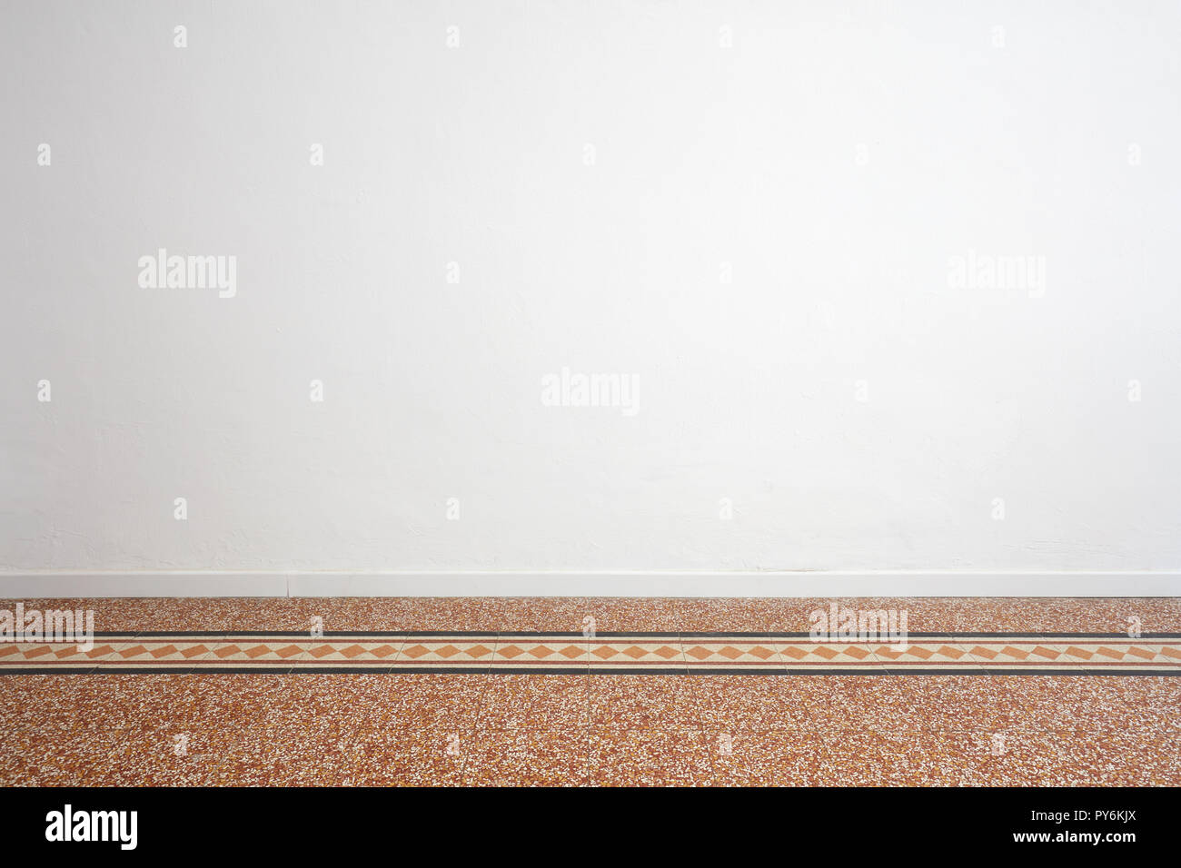 Blank muro bianco e antico pavimento piastrellato con decorazione Foto Stock