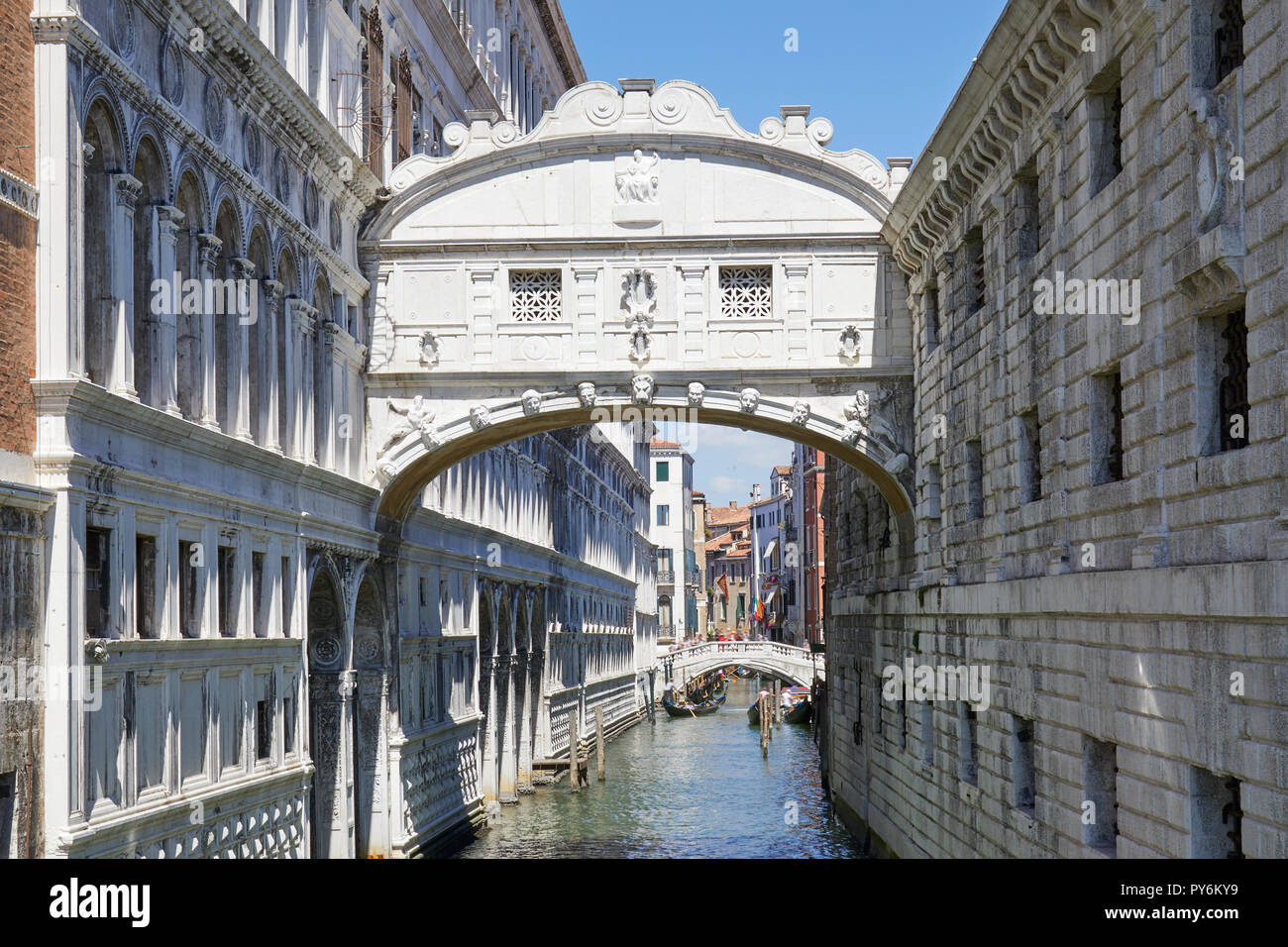 Ponte dei Sospiri in una giornata di sole e cielo blu chiaro a Venezia, Italia Foto Stock