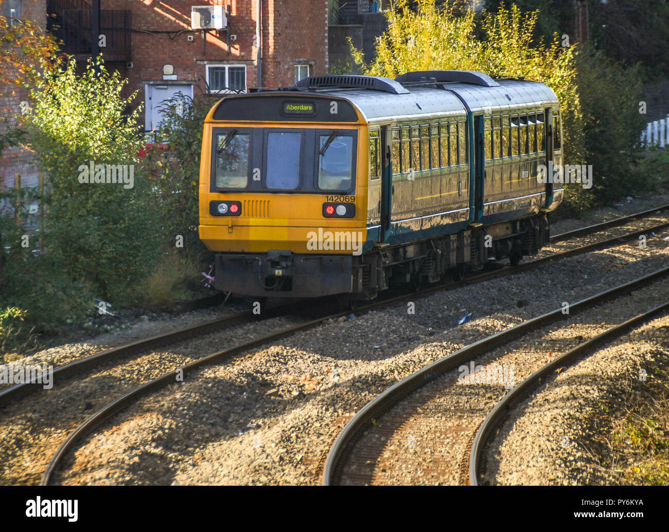 Monte Ceneri, GALLES - Ottobre 2018: vista panoramica di un diesel treni pendolari che ha appena lasciato il Sorbo stazione ferroviaria. Foto Stock