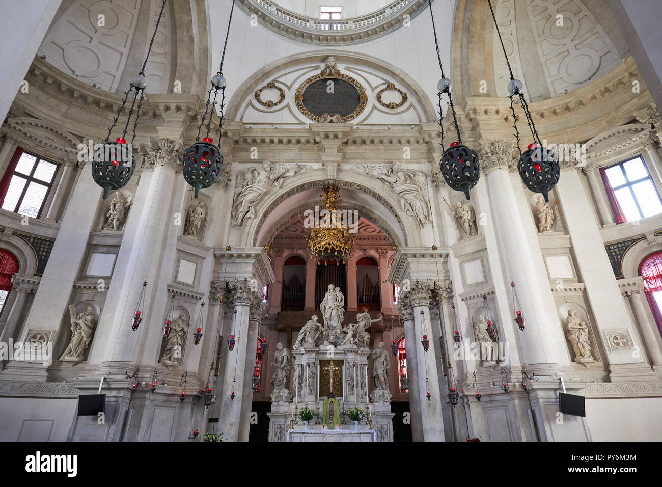 Venezia, Italia - 14 agosto 2017: Santa Maria della Salute altare della chiesa e interni di architettura a Venezia, Italia Foto Stock