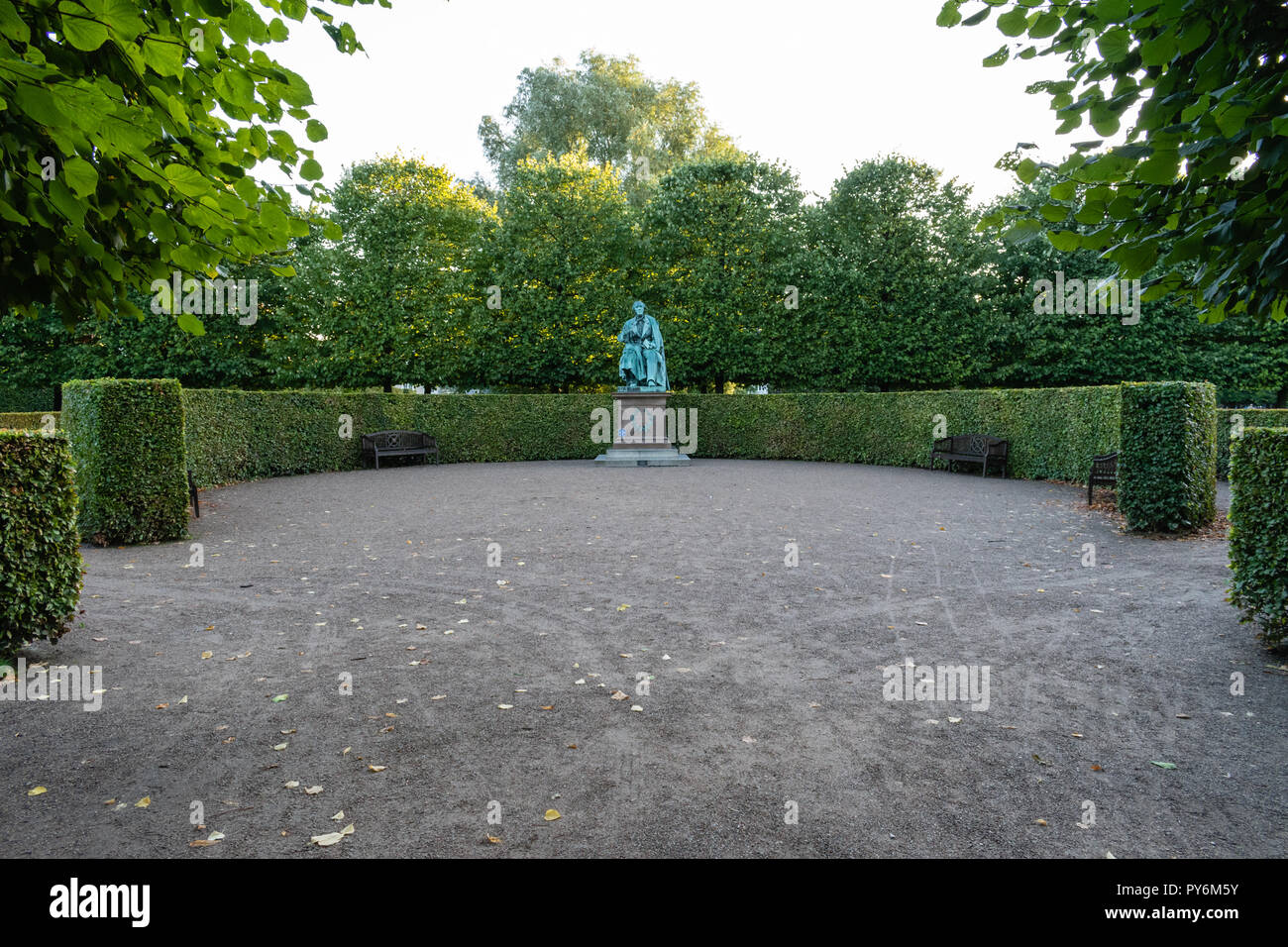 Copenaghen, Danimarca - 08.26.2018: Statua di Andersen nel giardino del re a Copenaghen vicino il Castello di Rosenborg Foto Stock