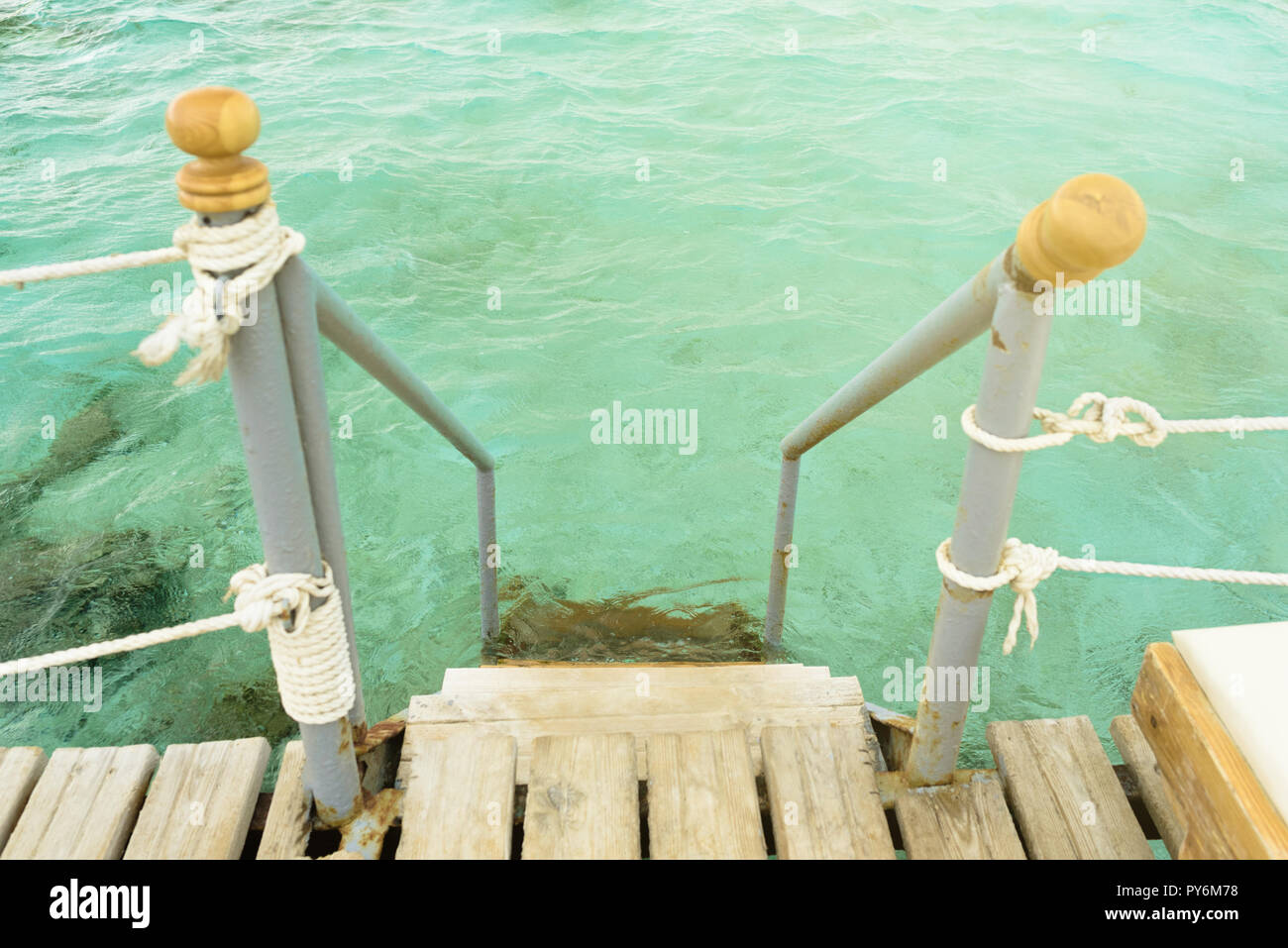 Metallo e scala in legno per il mare per il nuoto Foto Stock