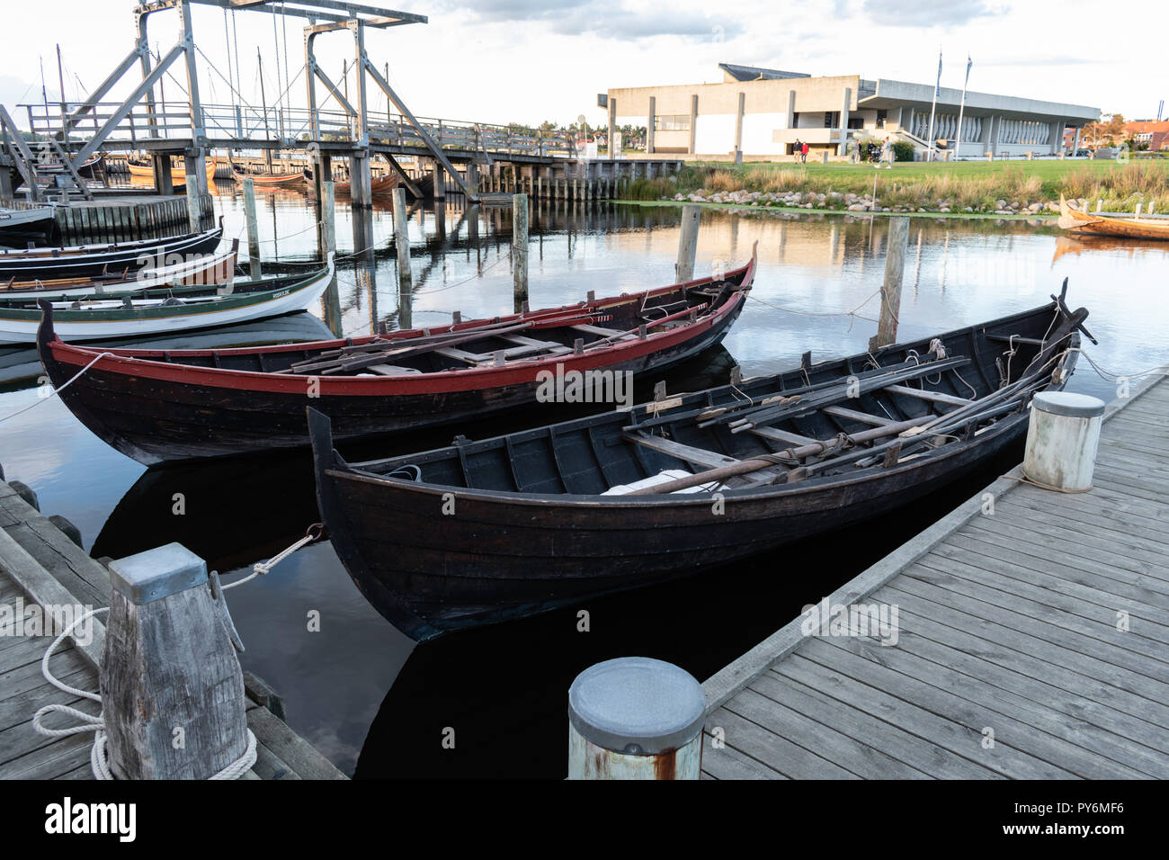 Roskilde, Danimarca - 08.26.2018: Il Museo delle Navi Vichinghe a Roskilde con barche reconstructional Foto Stock