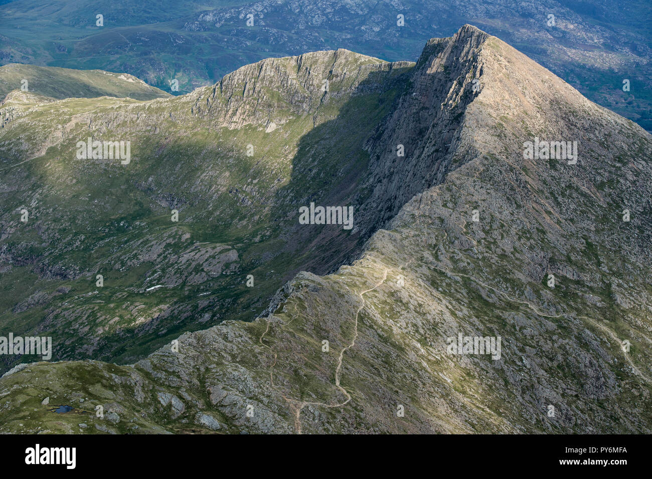 Presepe Goch ridge visto dal vertice di Snowdon nel Parco Nazionale di Snowdonia, Wales, Regno Unito Foto Stock