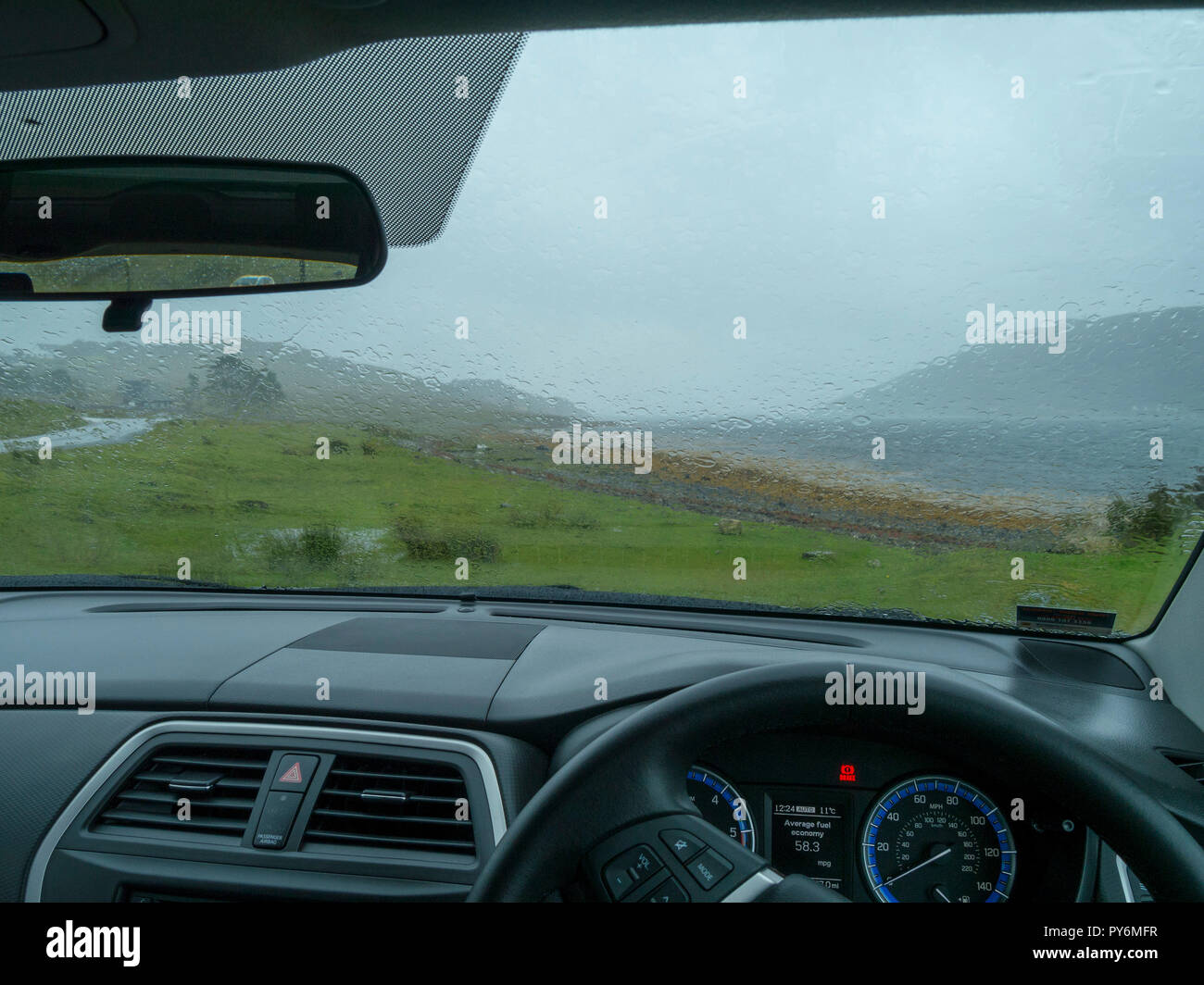 Pioggia torrenziale su parabrezza auto in un giorno di pioggia in vacanza nel Regno Unito. Foto Stock