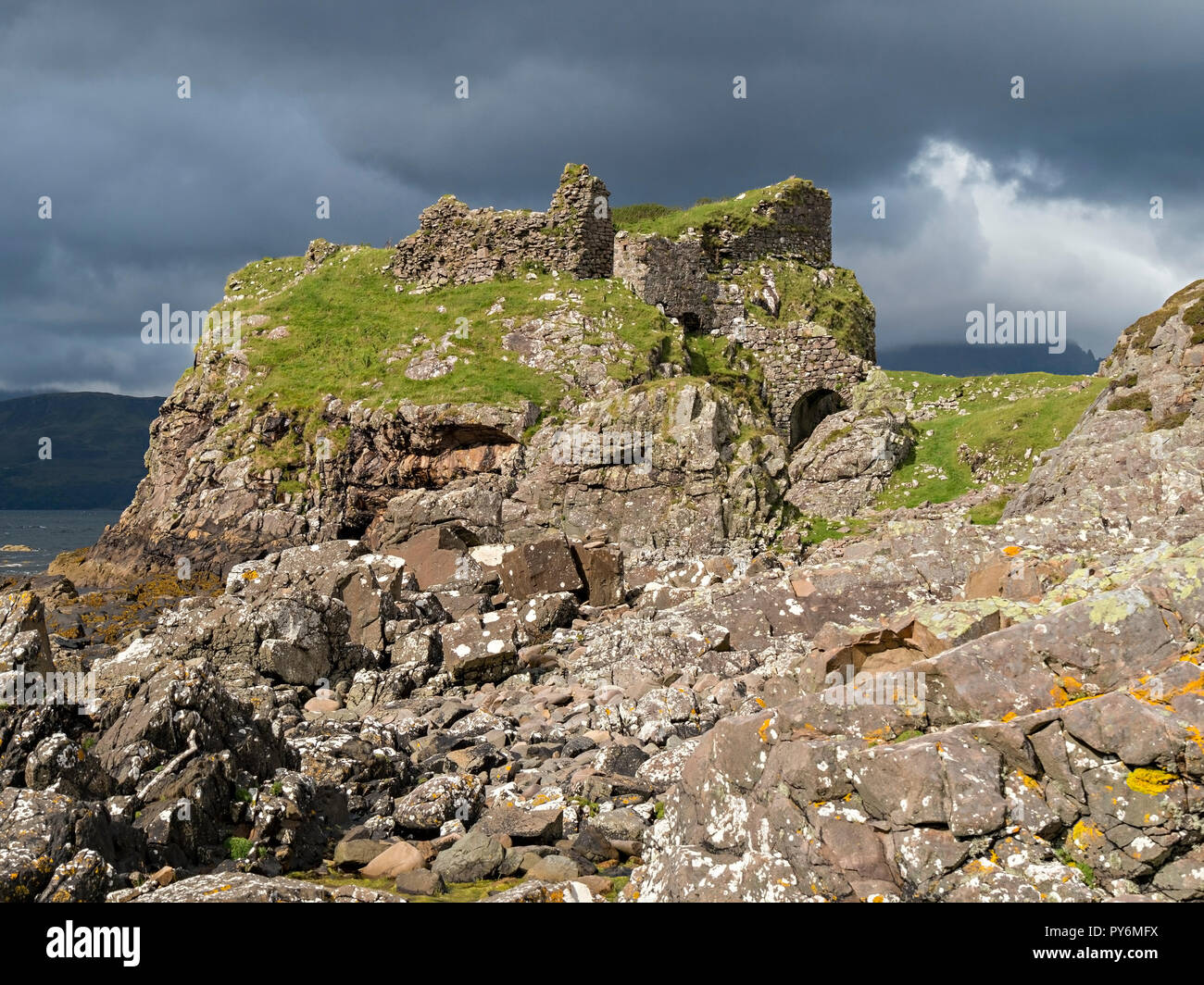Dunscaith (DUN) Scaich rovine del castello, Tokavaig, Isola di Skye, Scotland, Regno Unito. Foto Stock