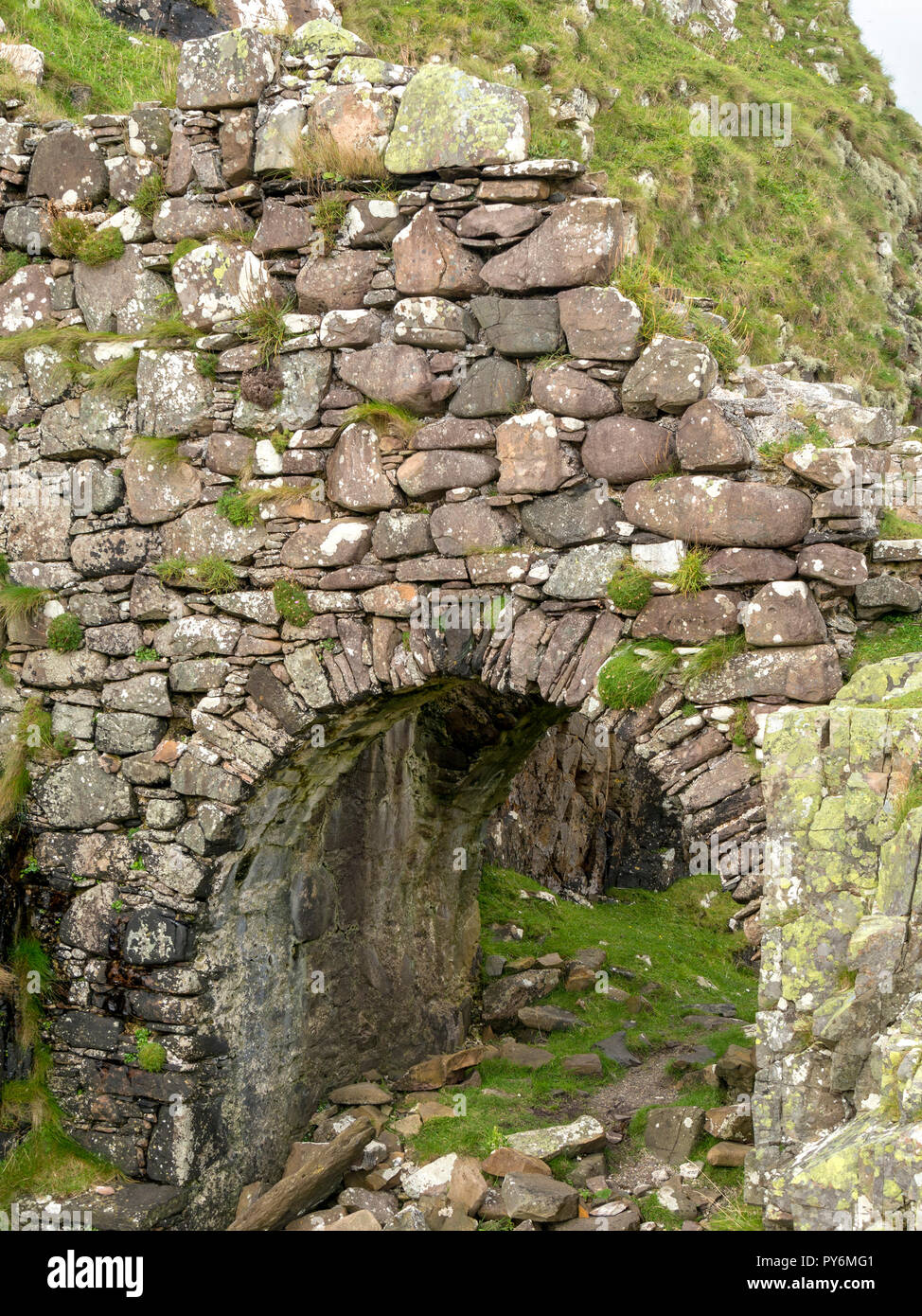 Arcuata di ponte di pietra ingresso Dunscaith (DUN) Scaich rovine del castello, Tokavaig, Isola di Skye, Scotland, Regno Unito. Foto Stock