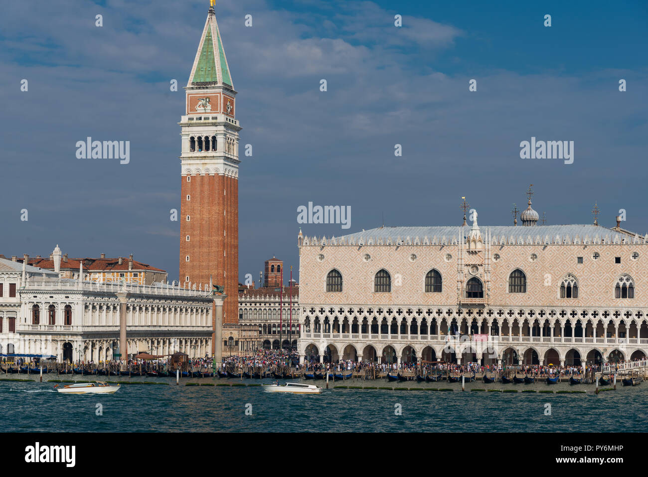 Vista dalla laguna al Palazzo del Doge e campanili sulla Piazza San Marco a Venezia Foto Stock