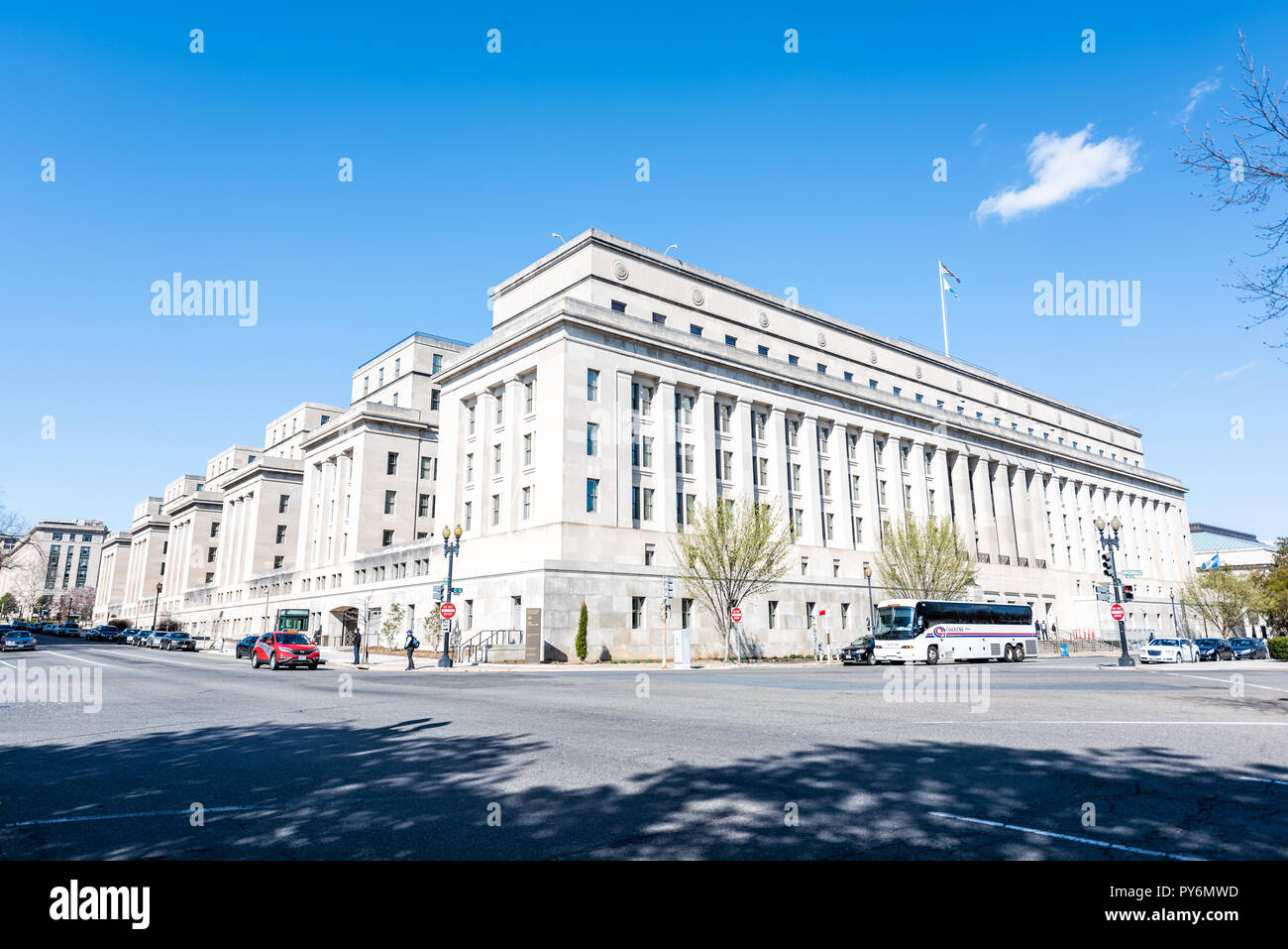 Washington DC, Stati Uniti d'America - Aprile 5, 2018: Reparto di Stati Uniti dell'edificio interiore la facciata esterna office durante il giorno, strada architettura Foto Stock