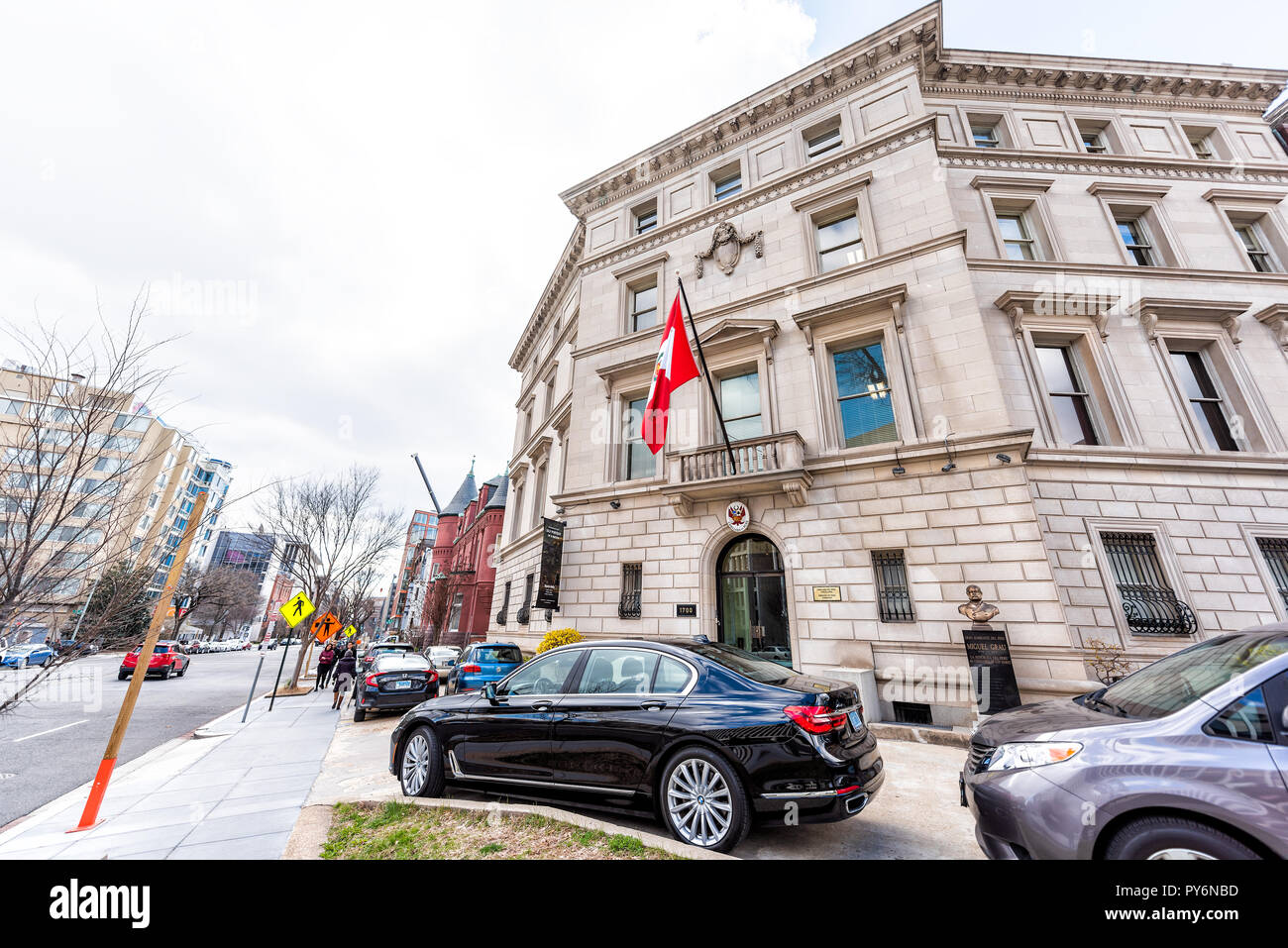 Washington DC, Stati Uniti d'America - 9 Marzo 2018: Repubblica del Perù Chancery bandiera da ingresso in città capitale, nessuno, edificio esterno Foto Stock
