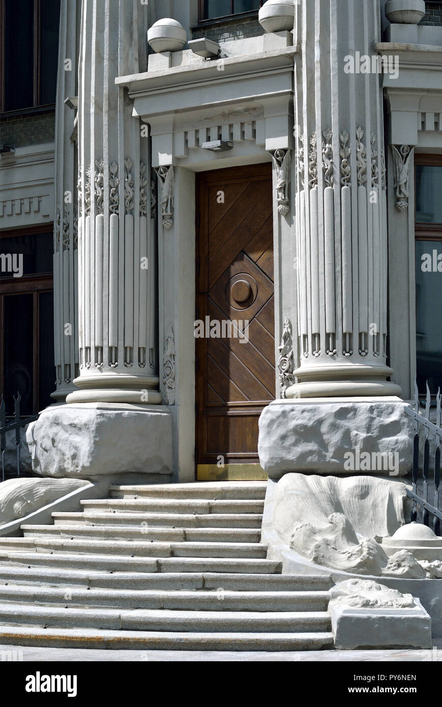Porta in stile art nouveau. Casa di chimere a Kiev, Ucraina Foto Stock