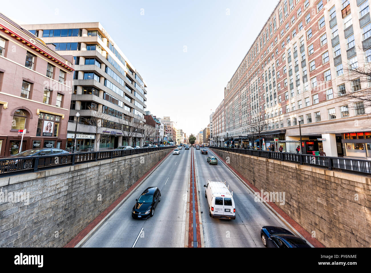 Washington DC, Stati Uniti d'America - 9 Marzo 2018: Strada in Dupont Circle Neighborhood con magazzini, negozi e automobili nel traffico in inverno sera, antenna ad alta un Foto Stock