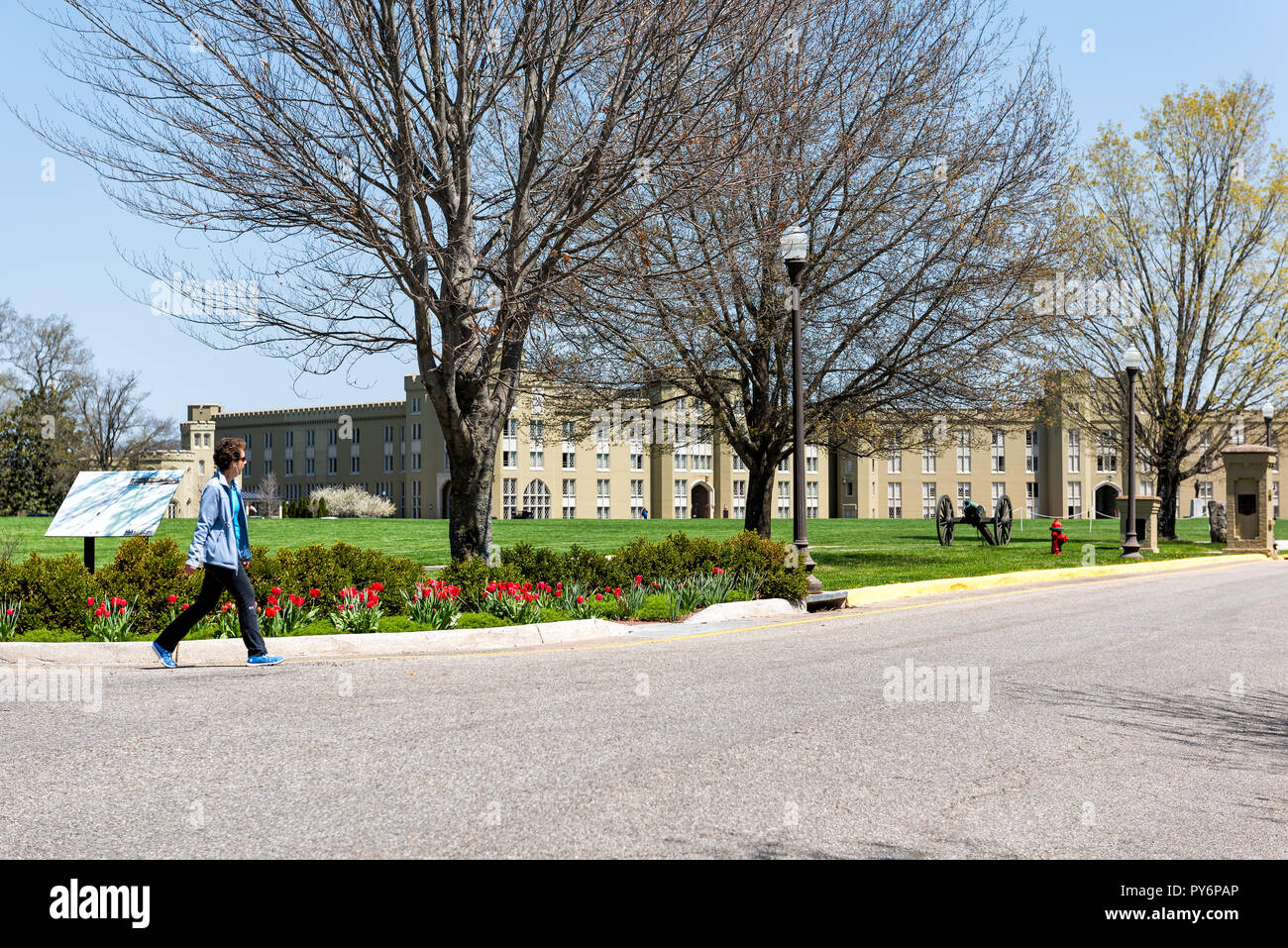 Lexington, Stati Uniti d'America - 18 Aprile 2018: Virginia Military Institute Donna che cammina bygreen prato durante la giornata soleggiata di fronte Clayton Hall Foto Stock