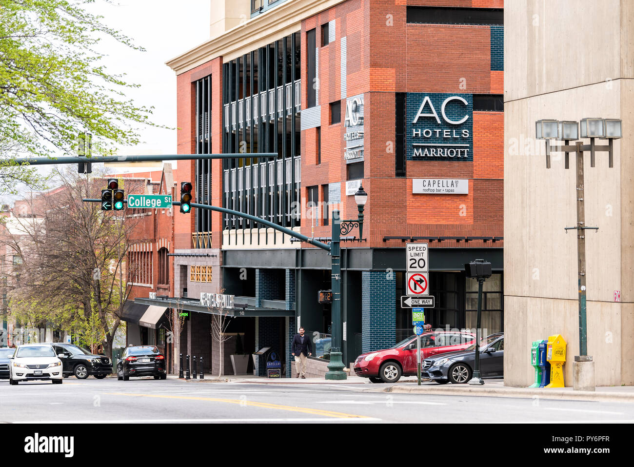 Asheville, Stati Uniti d'America - 19 Aprile 2018: il centro città vecchia College street in North Carolina NC famosa città con magazzini, negozi, segno per AC Marriott hote Foto Stock