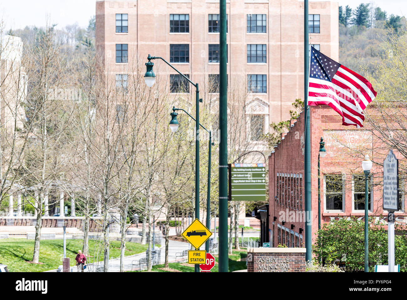 Asheville, Stati Uniti d'America - 19 Aprile 2018: edifici, courthouse e verde Pack Square Park in North Carolina NC famosa città in montagna, segno, bandiera Foto Stock