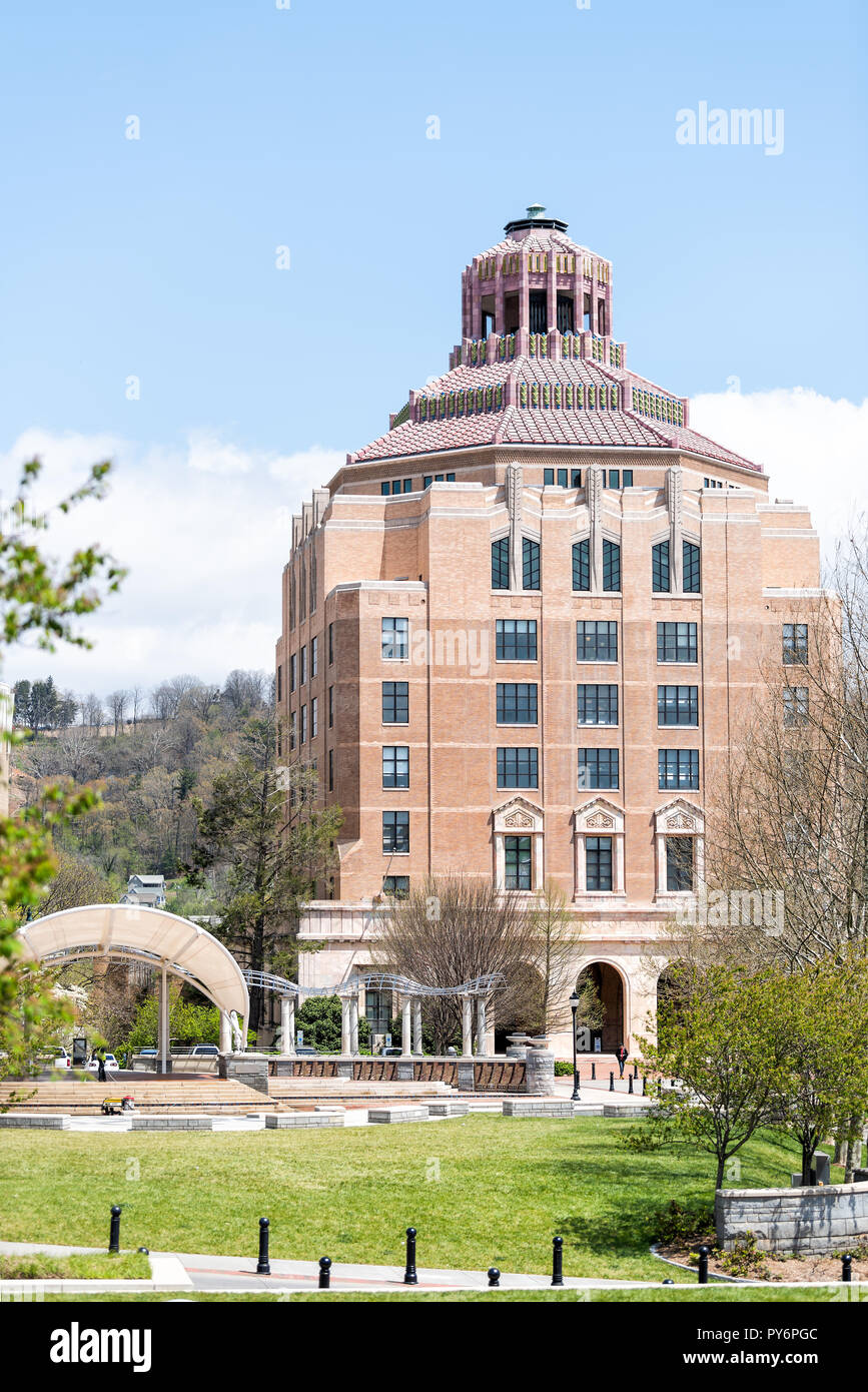 Asheville, Stati Uniti d'America - 19 Aprile 2018: edifici, courthouse e verde Pack Square Park in North Carolina NC famosa cittadina, municipio in montagna Foto Stock
