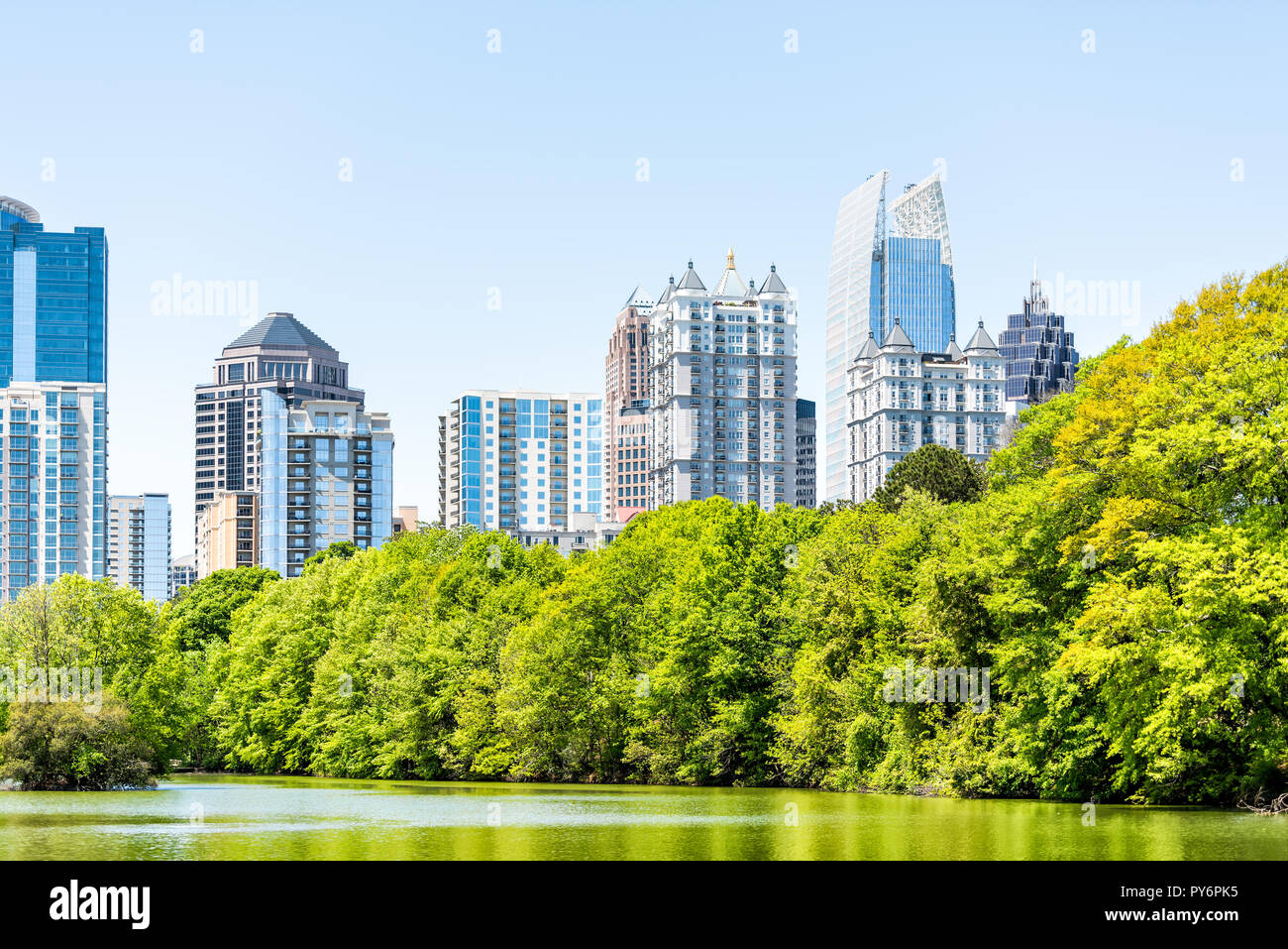Atlanta, Stati Uniti d'America Cityscape, vista panoramica sulla città in Piemonte Park in Georgia downtown, verdi alberi, scenic urbano per la città di grattacieli Foto Stock